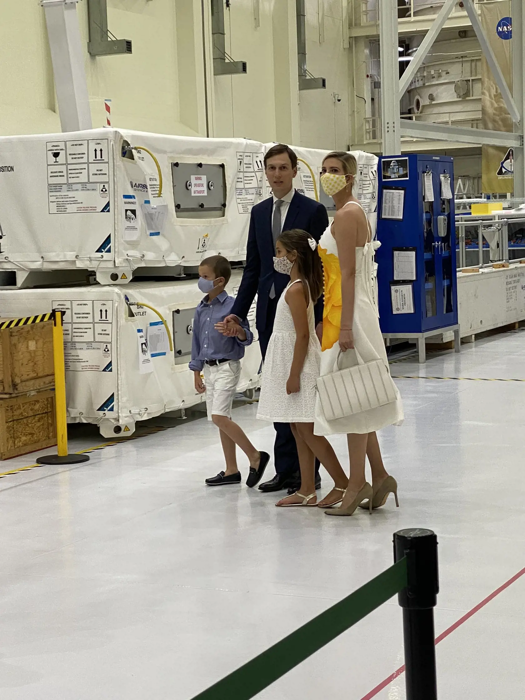 Ivanka Trump prišla s celou rodinou. Na tvári mala ochranné rúško a oblečené letné biele šaty s oranžovou ružou.