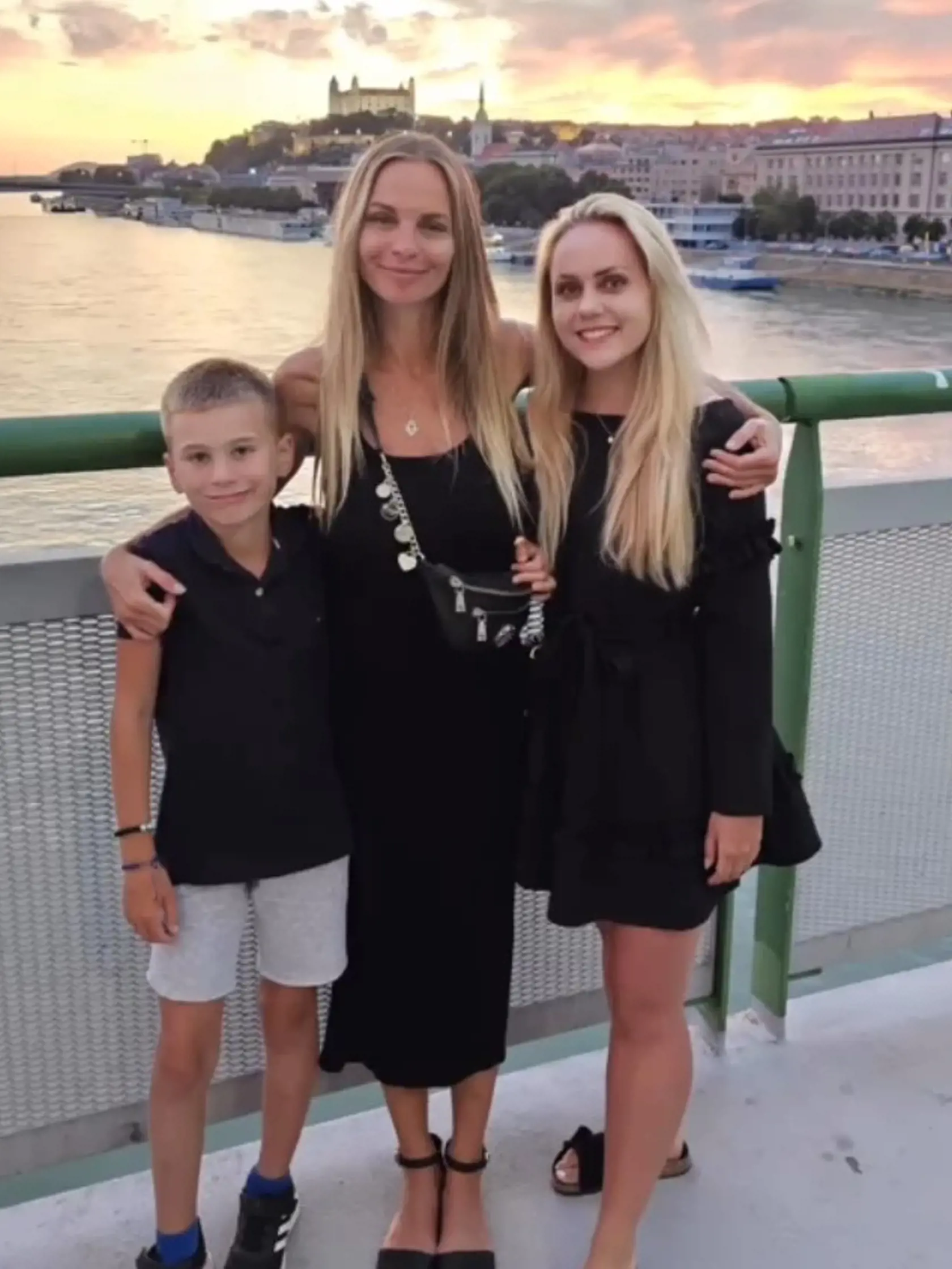 Milena Minichová so synom a sestrou