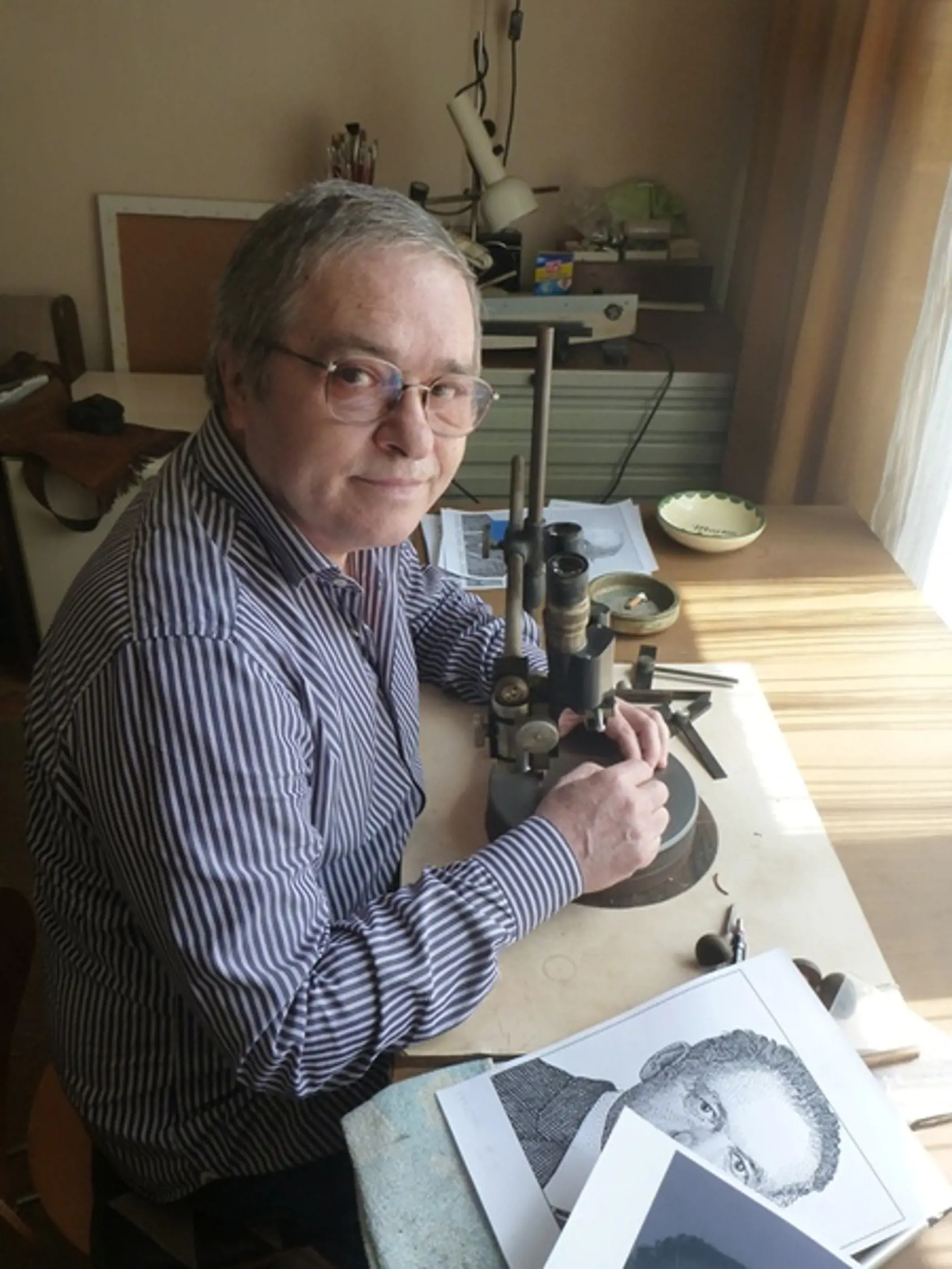 Za stranu Zdravý rozum kandiduje na siedmom mieste akademický maliar, rytec poštových známok a hudobník Martin Činovský.