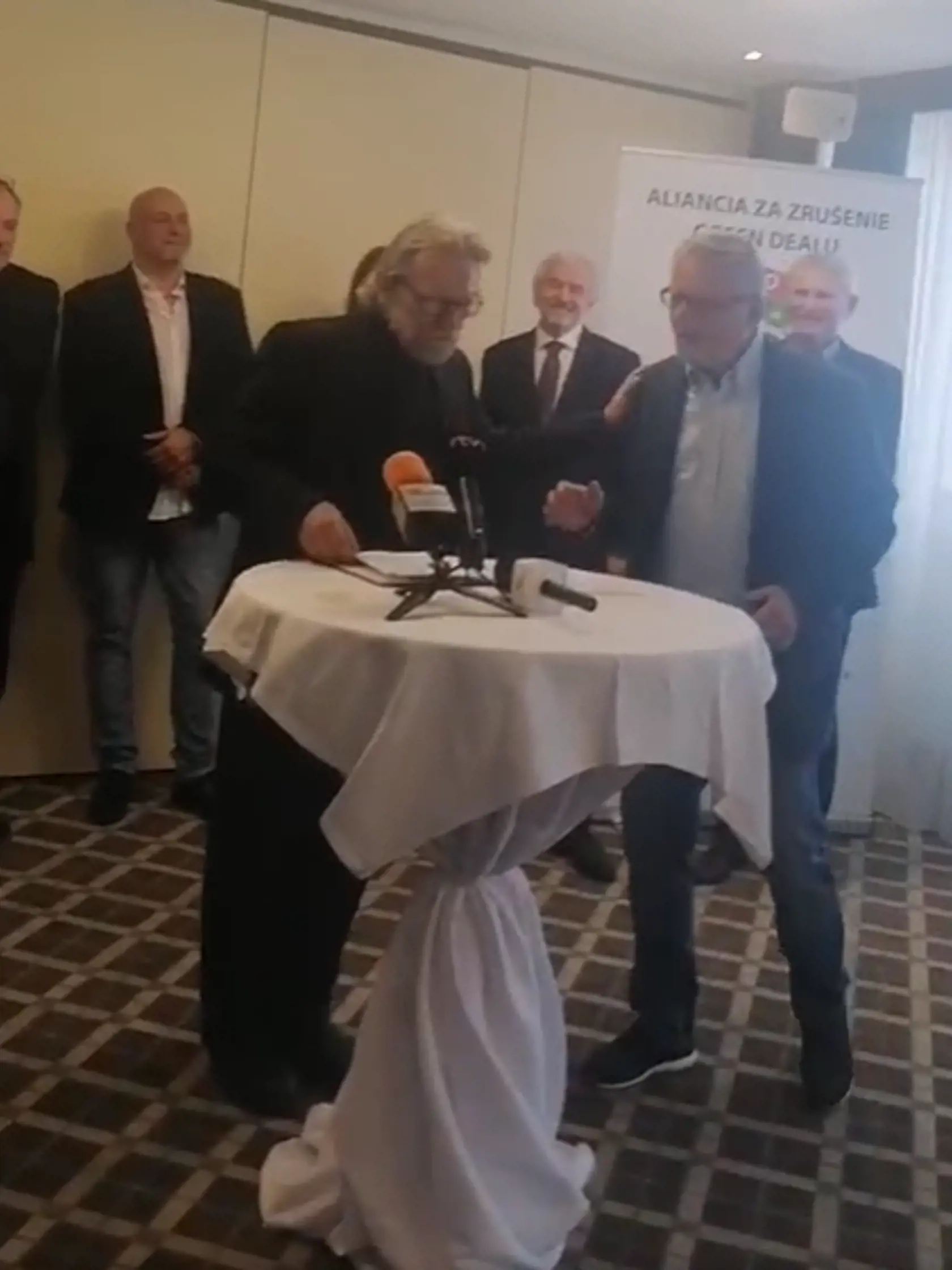 Jednotka Ján Baránek a dvojka Juraj Štubniak na kandidátke strany Zdravý rozum do volieb Európskeho parlamentu.