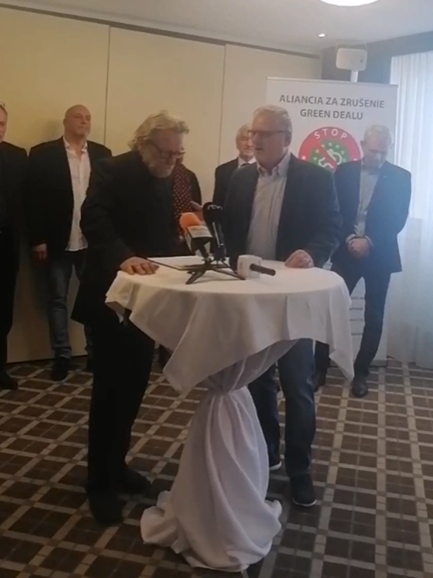 Jednotka a dvojka na kandidátke strany Zdravý rozum do volieb Európskeho parlamentu.