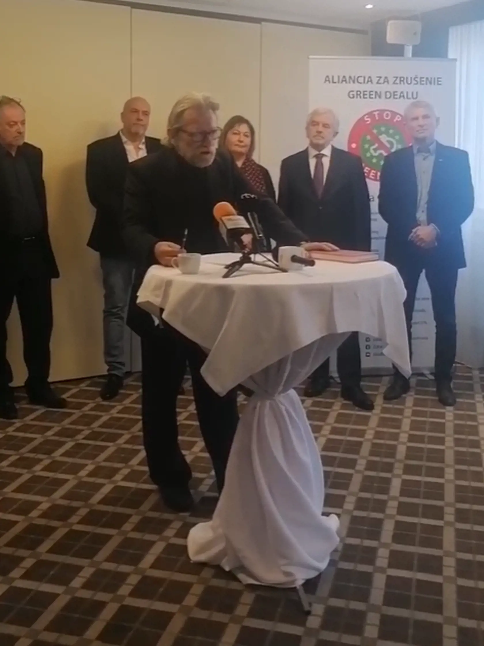 Politický analytik Ján Baránek vo štvrtok 14. marca predstavil novú politickú kresťansko-konzervatívnu stranu Zdravý rozum.