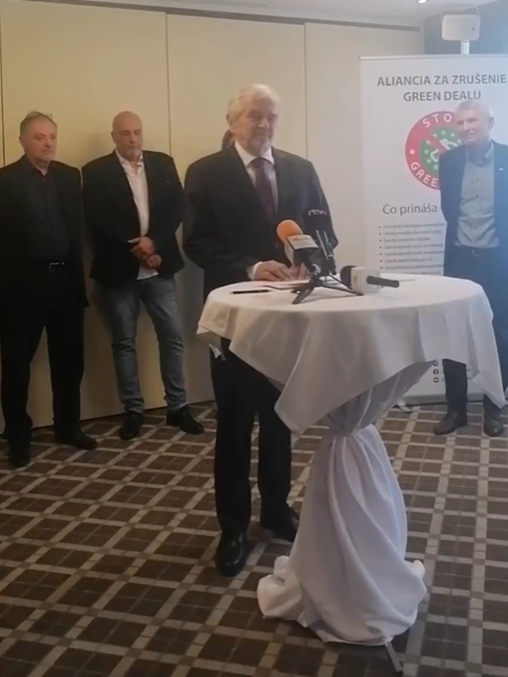 Zo štvrtého miesta kandiduje známy profesor MUDr. Štefan Hrušovský, renomovaný lekár a hepatológ.