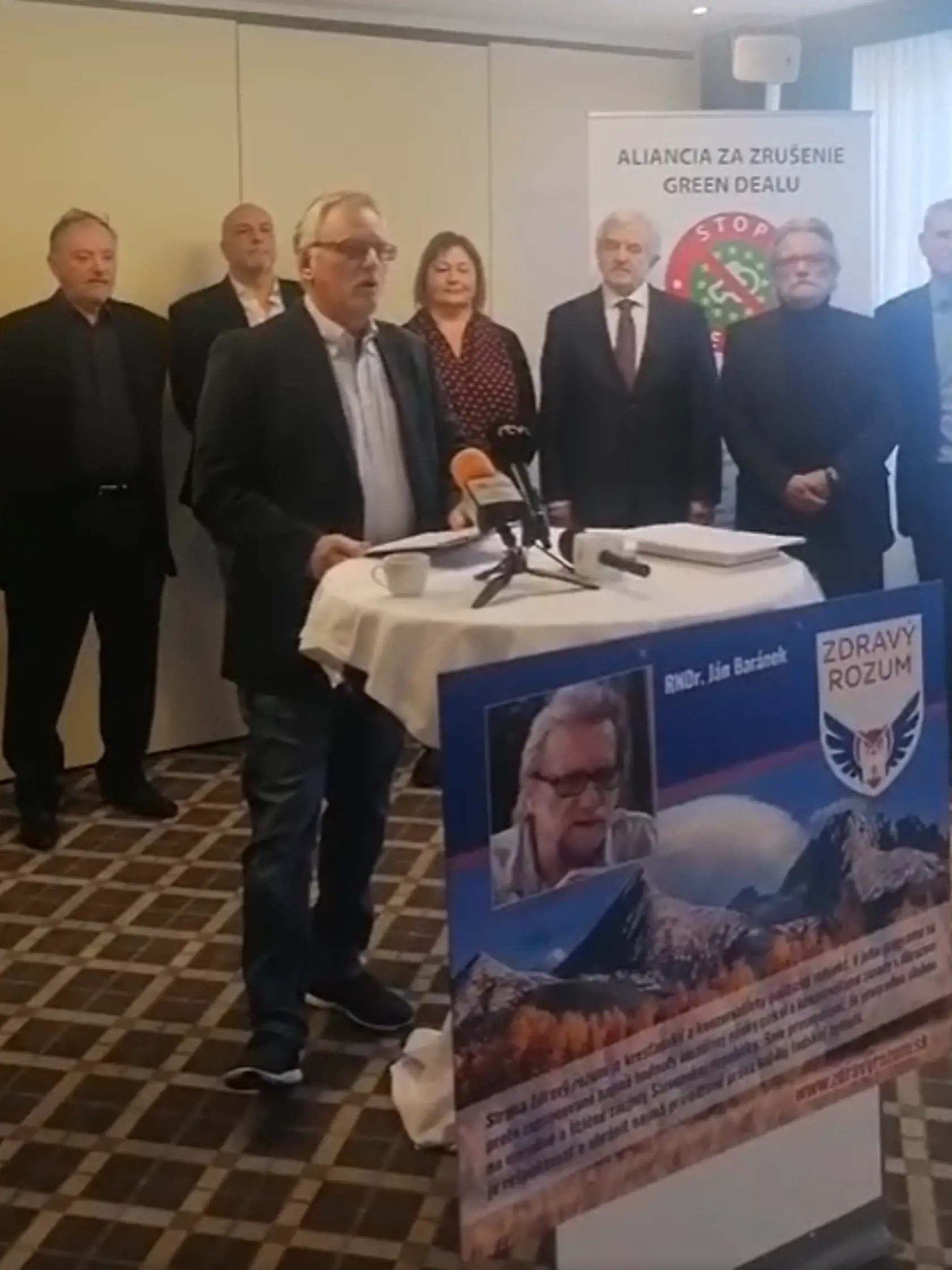 Juraj Štubniak, ktorý je poverený pre styk s médiami, predstavil 15 kandidátov pre voľby do Európskeho parlamentu.