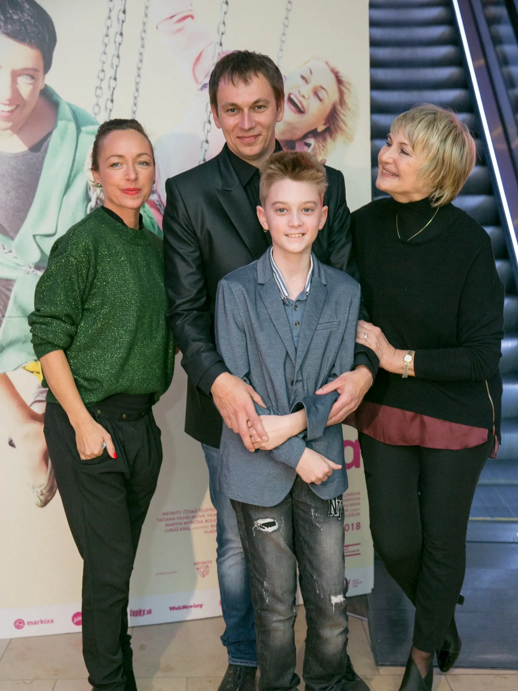 Premiéra filmu Otcova volga v kine cinemacity Eurovea. Na snímke z lava Tatiana Vilhelmová, Jirí Vejdelek so synom,  Eliška Balzerová