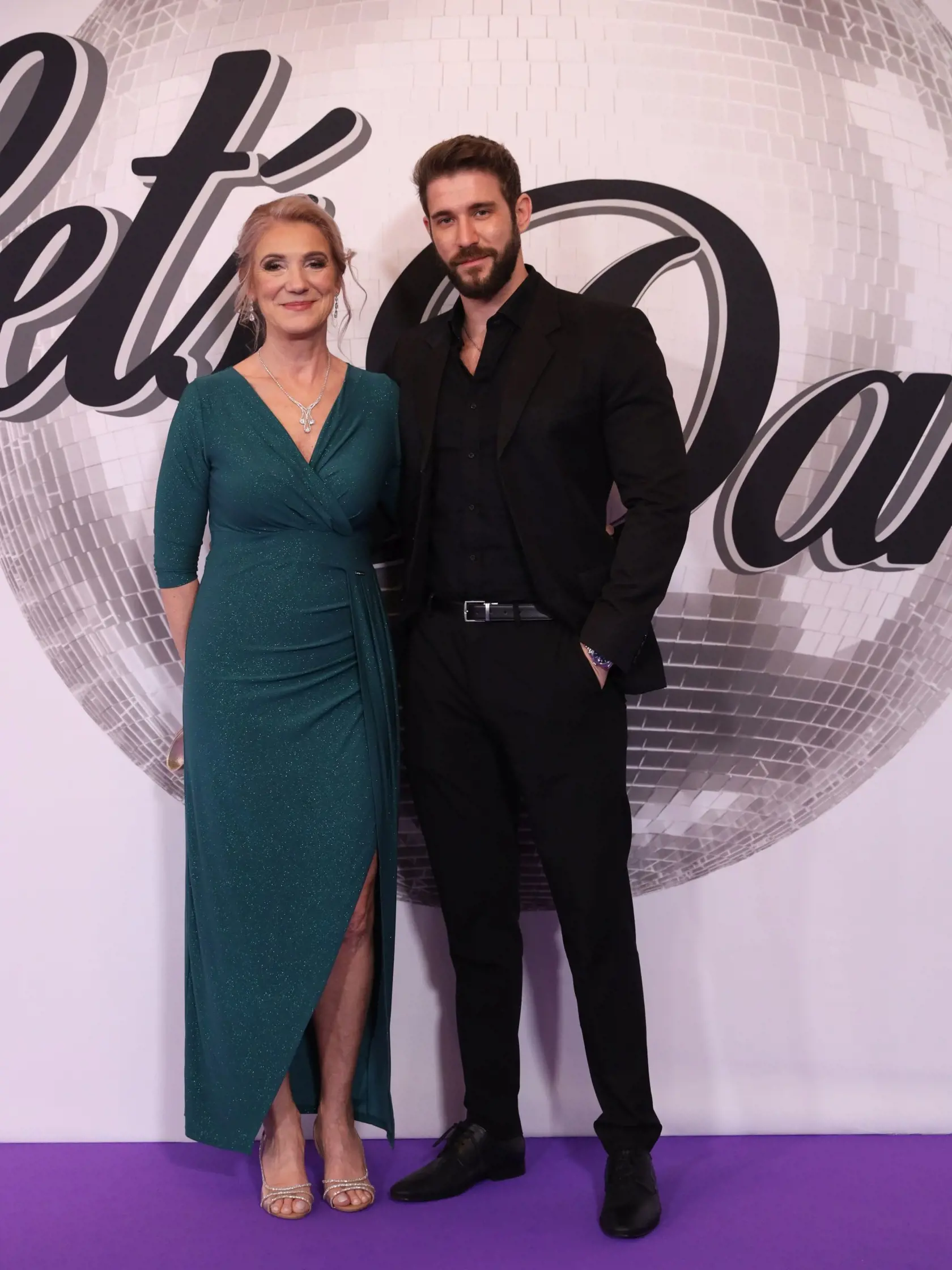 Druhé kolo Let's Dance: Na snímke televízny ženích zo šou Ruža pre nevestu Tomáš Tarr s mamou.