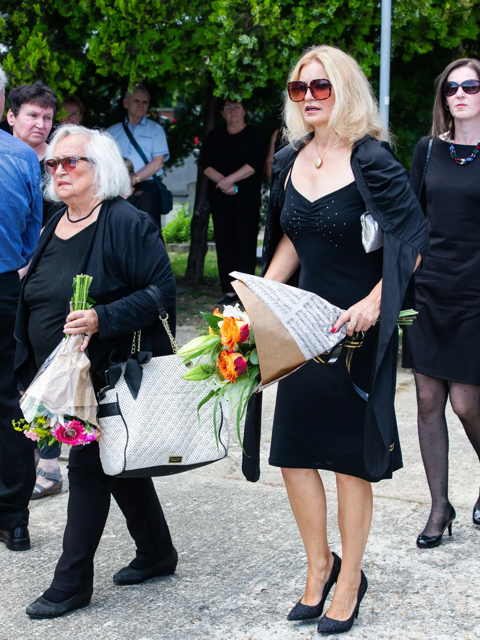 Pohreb manželky Otta Weitera Andrey Fischer na cintoríne v Dunajskej Lužnej. Na snímke Maja Velšicová a Marcela Molnárová.