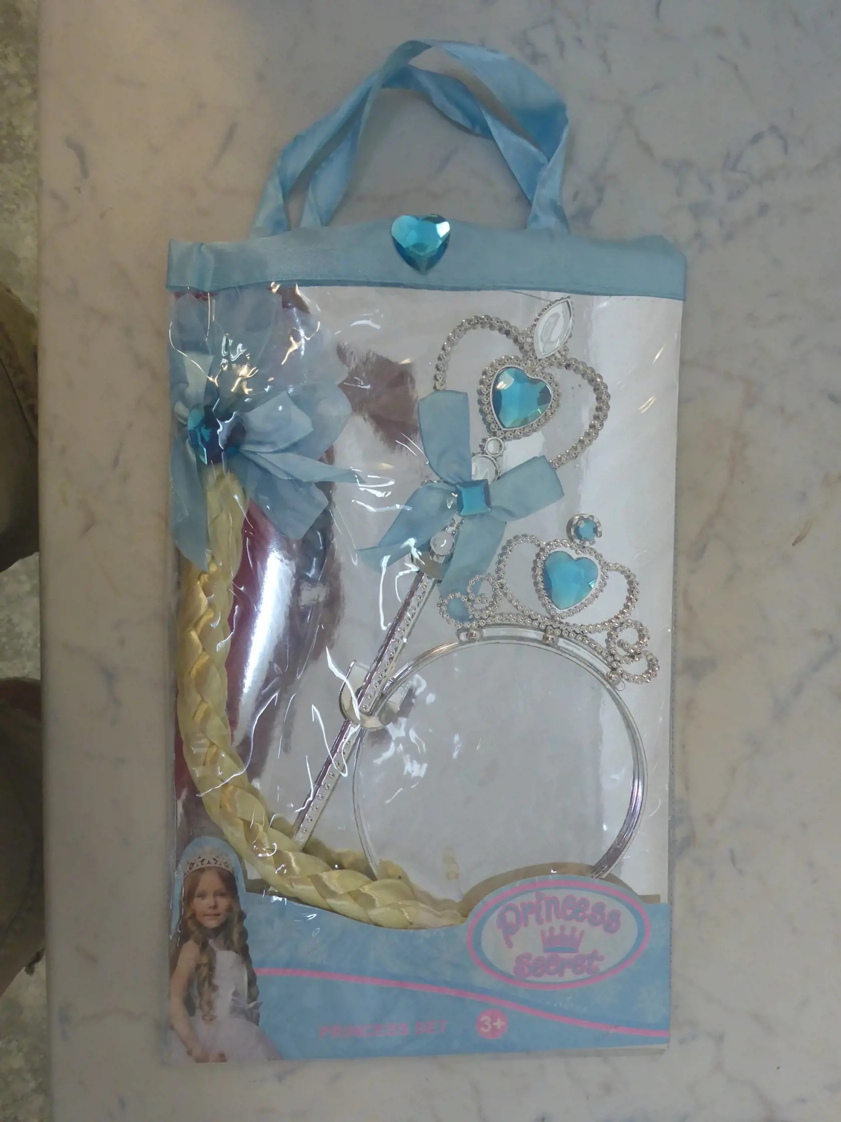 Princeznovská súprava „Princess Secret“ 105126
Popis: Sada obsahujúca čelenku, žezlo a zapletený vrkoč, ktoré sú zabalené v priesvitnej plastovej taške so saténovými uškami tyrkysovej farby. Pôvodom z Číny.
RIZIKO: V plastovom materiáli, z ktorého je zhotovená dekoratívna taštička, bol zistený nadlimitný obsah nebezpečných ftalátov.