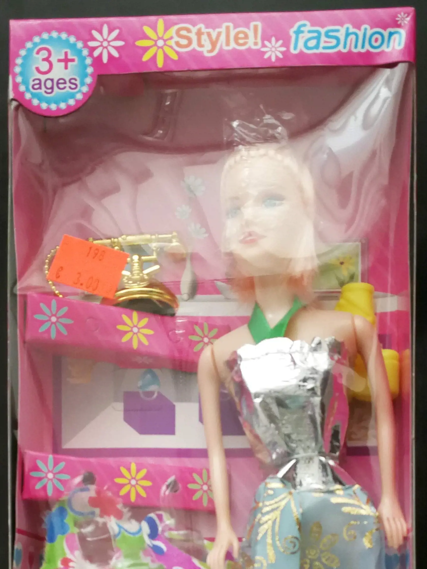 Plastová bábika Beauty Model NO: 5533
Popis: Plastová bábika s dlhými blond vlasmi v šatách modro - striebornej farby s doplnkami (telefón, 2 ks šiat a topánok). 
Pôvodom z Číny.
RIZIKO: V plastovom materiáli, z ktorého je zhotovená hlava bábiky, bol zistený nadlimitný obsah ftalátov.