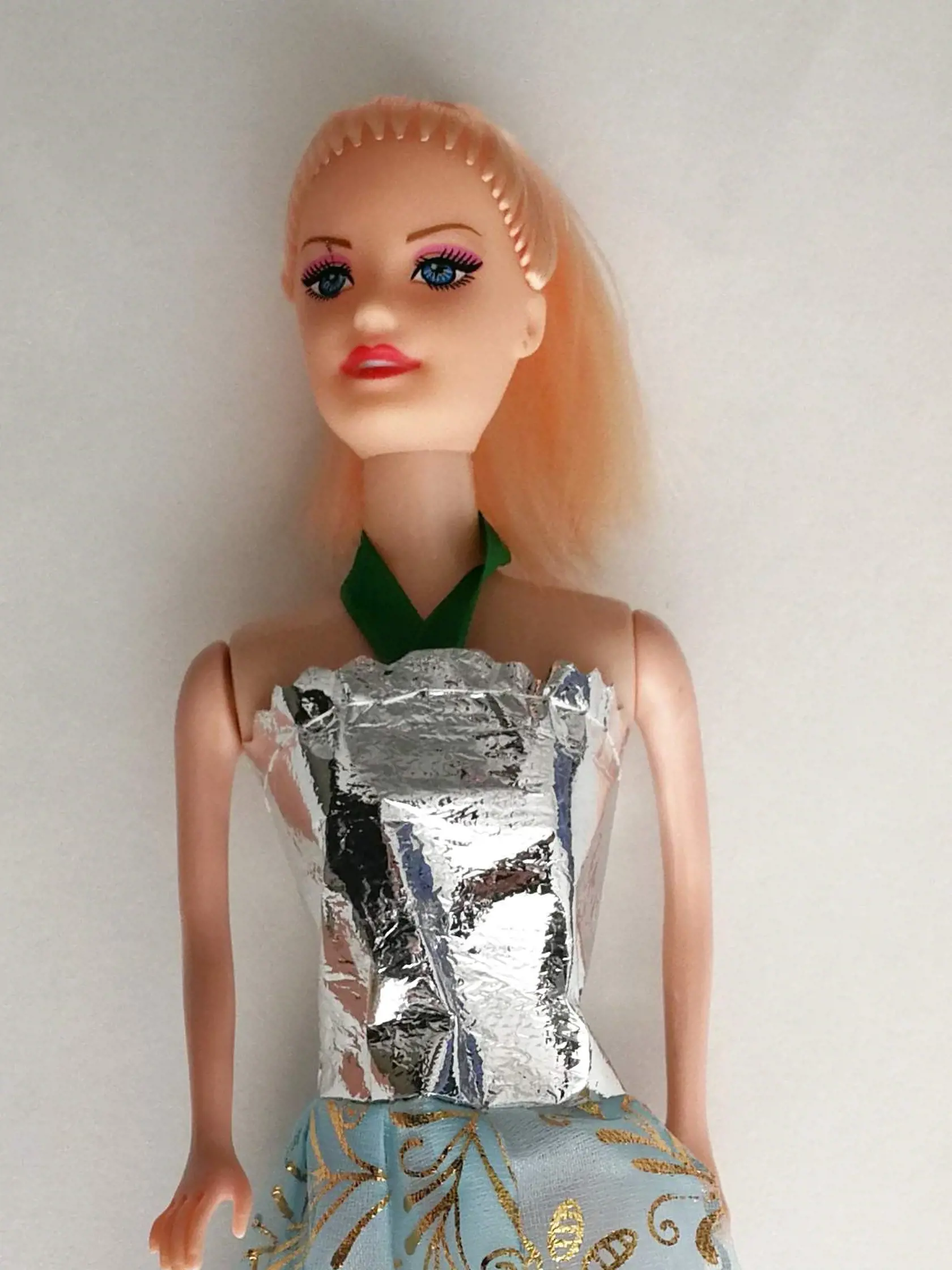 Plastová bábika Beauty Model NO: 5533
Popis: Plastová bábika s dlhými blond vlasmi v šatách modro - striebornej farby s doplnkami (telefón, 2 ks šiat a topánok). Pôvodom z Číny.
RIZIKO: V plastovom materiáli, z ktorého je zhotovená hlava bábiky, bol zistený nadlimitný obsah ftalátov.