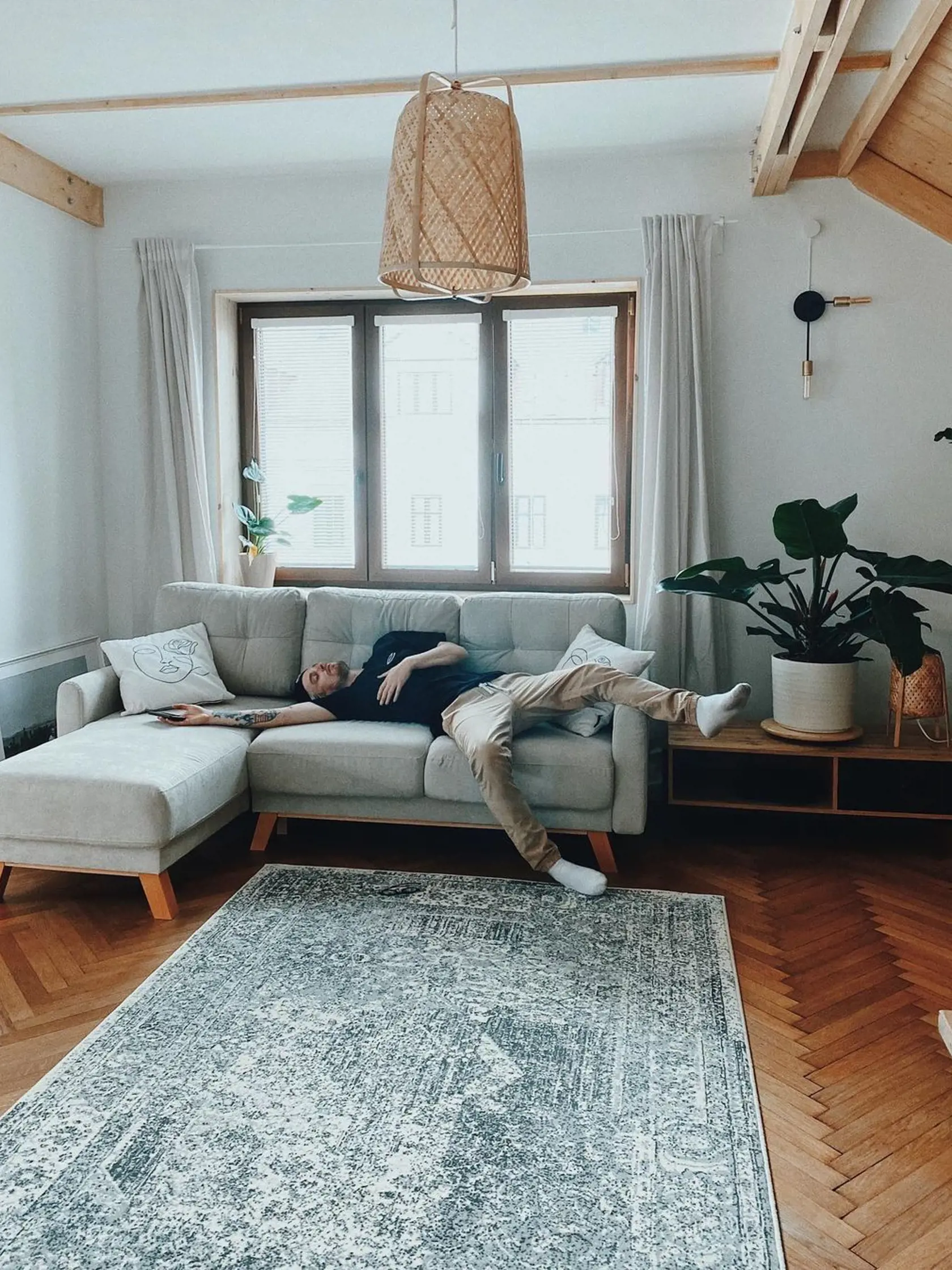 Nie je nad klasiku! Biela, sivá, drevo - a ako to elegantne vyzerá.