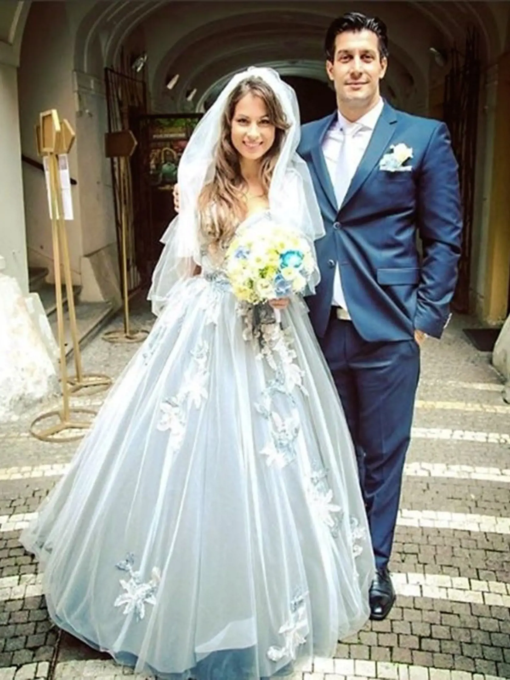 Kristína Greppelová (34) a Tomáš Palonder (39). Svadbu mali v Zichyho paláci v Bratislave a herečka vsadila na netradičné sivé šaty s kvetinovou aplikáciou.
