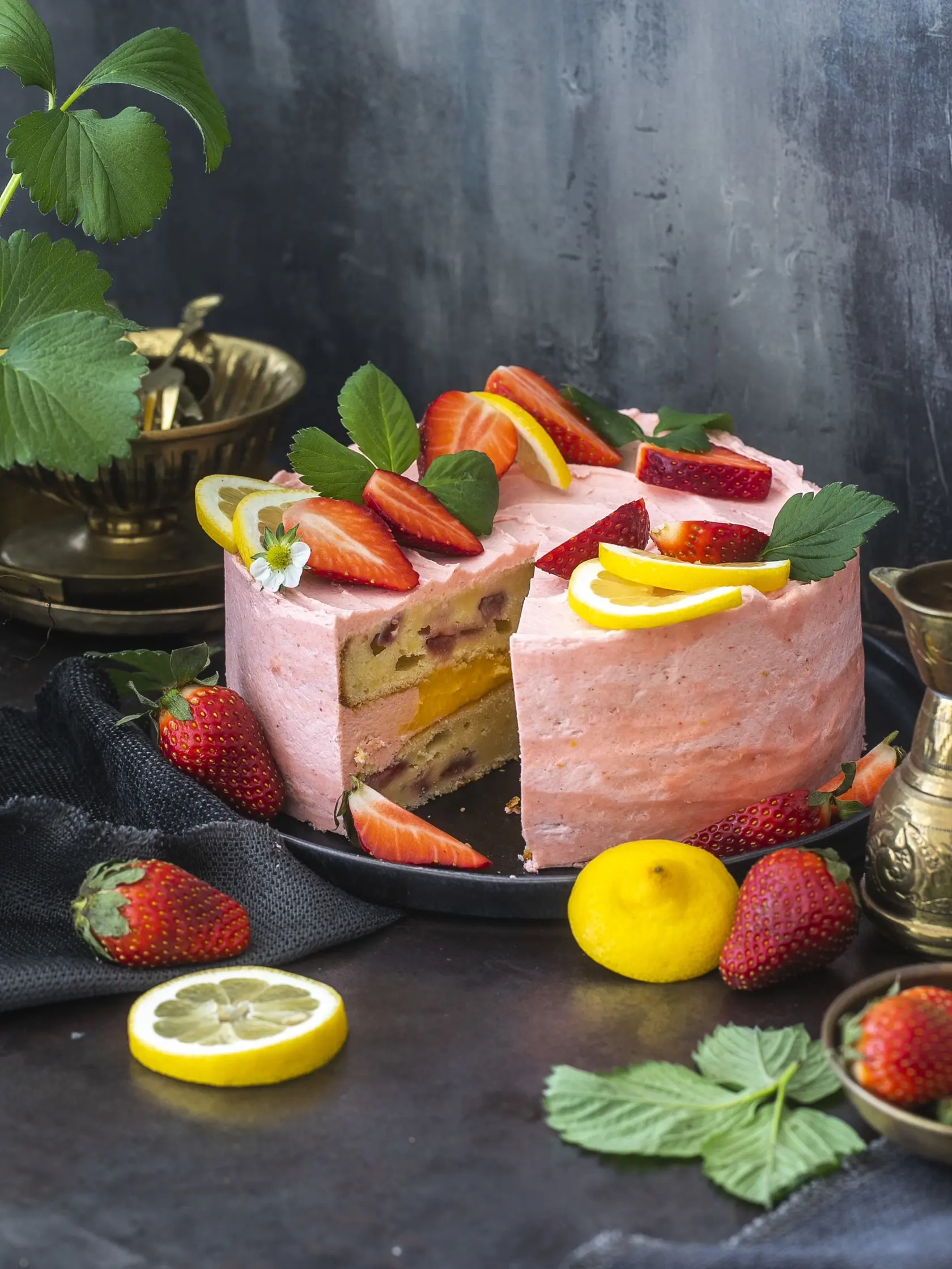 jahodovo citrónová torta

recept:
10 PORCIÍ, PRÍPRAVA 45 MINÚT, PEČENIE 30 MINÚT, CHLADENIE
Na korpus:
• 220 g masla izbovej teploty
• 250 g krupicového cukru
• 2 vajcia L
• 2 žĺtky
• 1 lyžica vanilkového extraktu
• kôra z 1 biocitróna
• šťava z dvoch citrónov
• 300 g hladkej múky + 2 lyžice na
jahody
• pol lyžičky kypriaceho prášku
• pol lyžičky sódy bikarbóny
• pol lyžičky soli
• 220 ml cmaru
• 1 šálka nakrájaných jahôd
Na citrónový puding:
• 4 žĺtky
• 70 g 