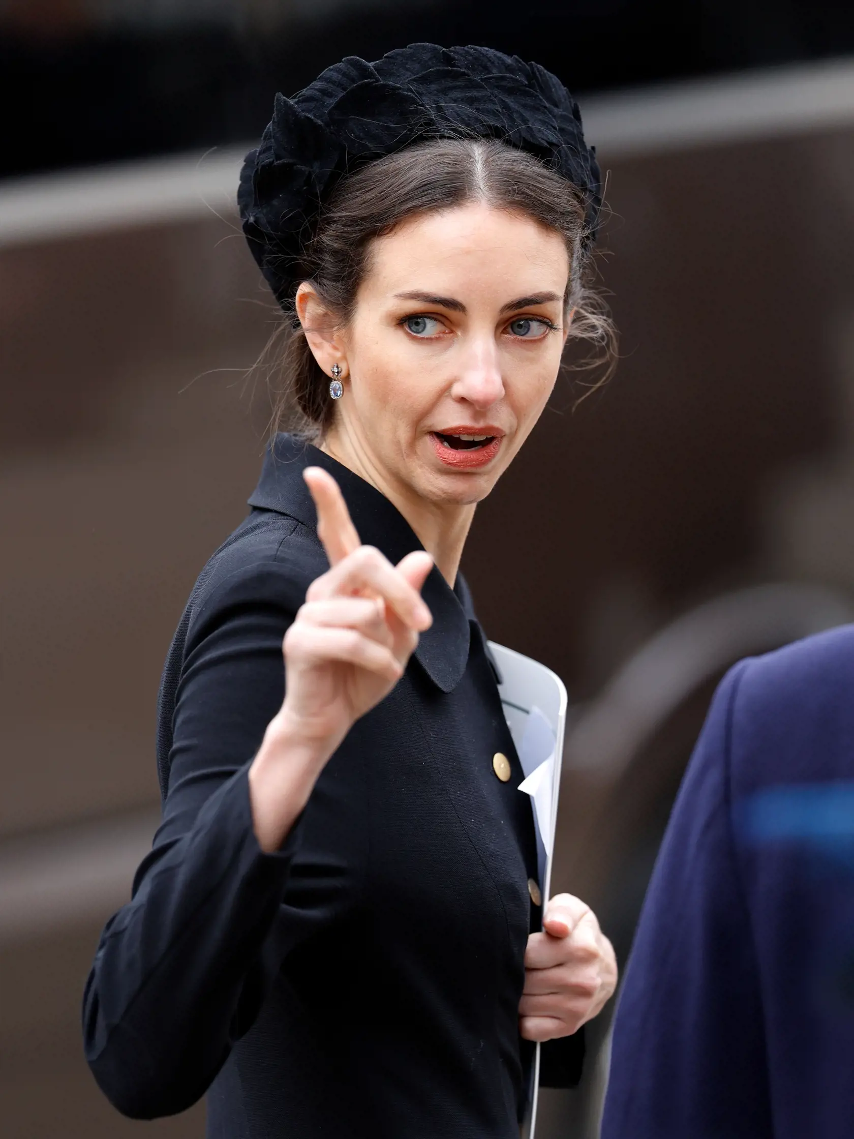 Korunovácia Karola III. je v súčasnosti preberanou témou číslo jedna. Na svetlo sveta sa postupne dostávajú informácie, ohľadom nie veľmi lichotivých vecí. Podľa zahraničného denníka sa na ceremónii mala objaviť ah bývalá milenka princa Williama (40), modelka Sarah Rose Hanbury (39).