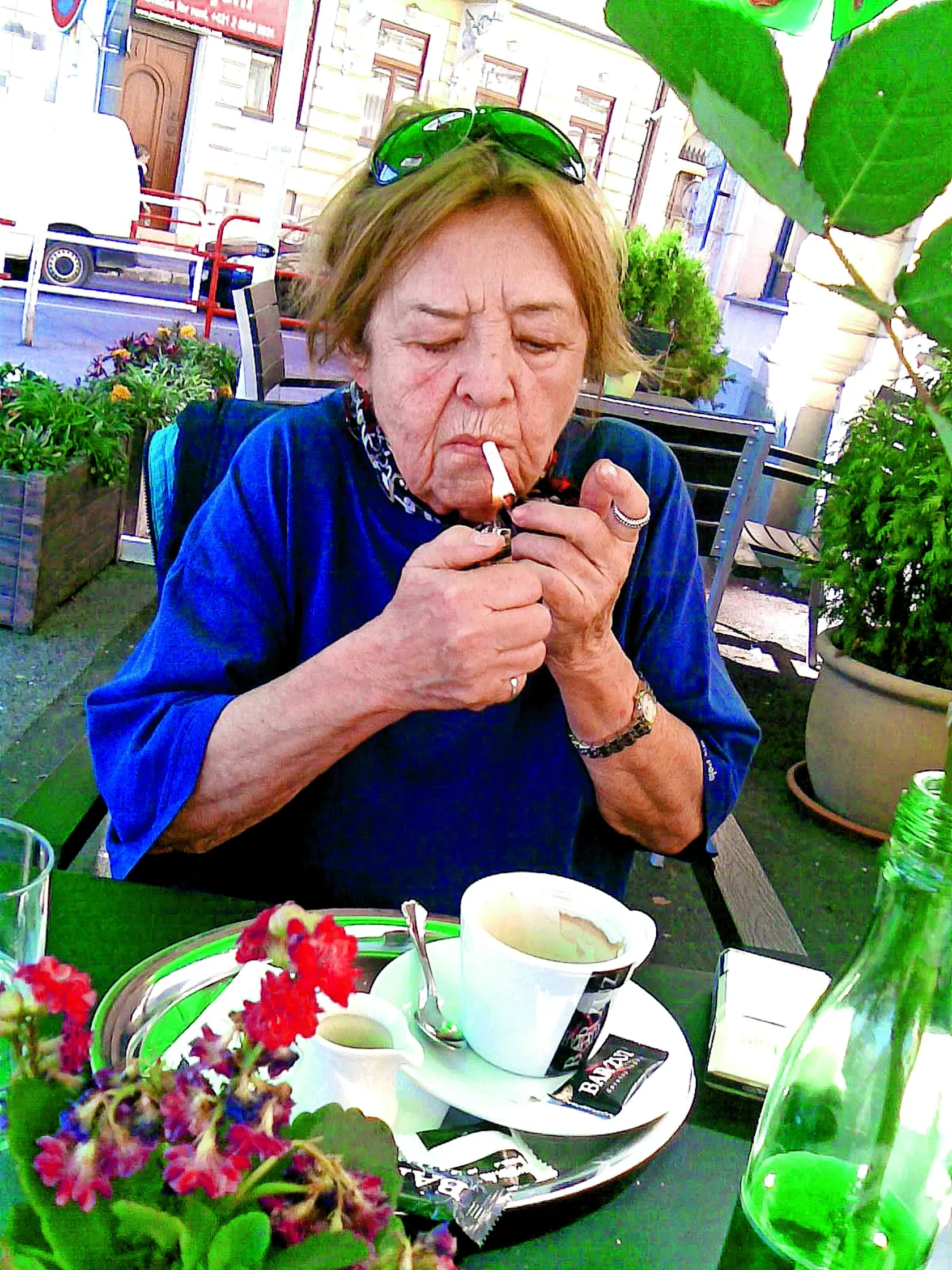 NA PLASTIKY NEBOLA Radšej si zapálila cigaretu.