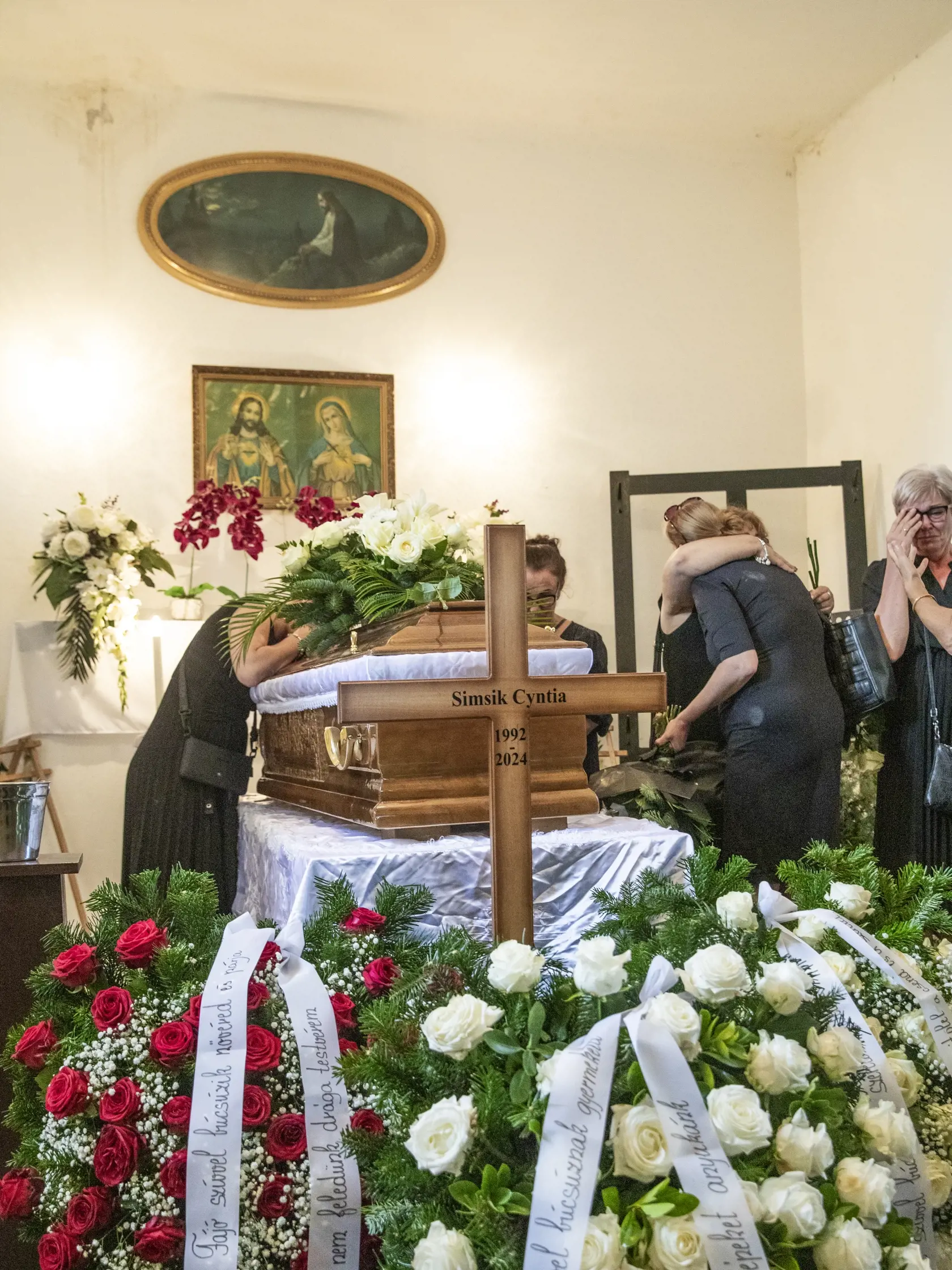 Na snímke je pohreb mladej ženy v Štúrove. Hádzanárke Cyntii, ktorú našli zabalenú v igelite, dnes povedali posledné zbohom.