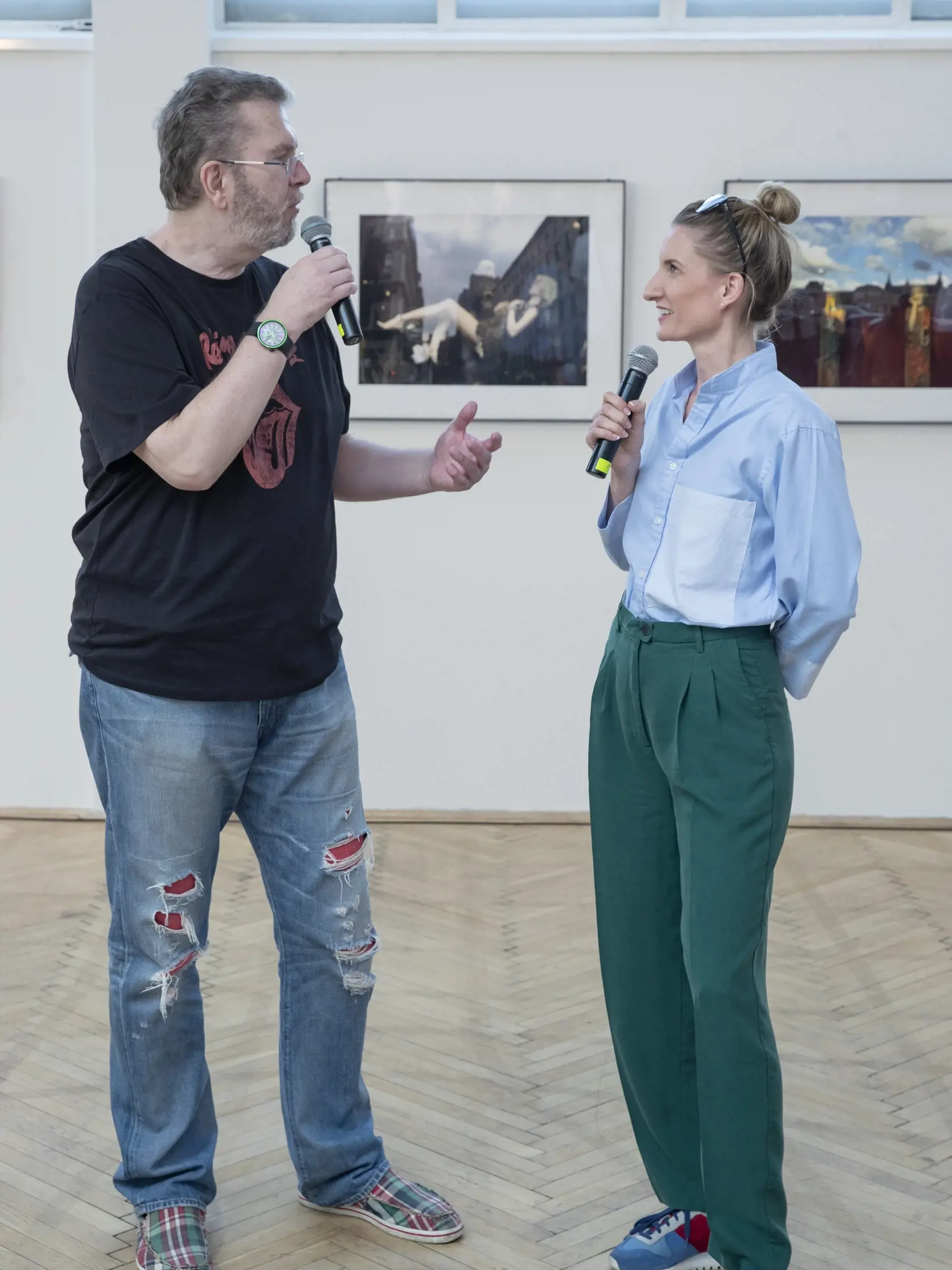 Okamihy - vernisáž výstavy fotografií speváka Richarda Müllera v priestoroch Umeleckej besedy v Bratislave. Na snímke je moderátorka Adela Vinczeová a Richard Müller.