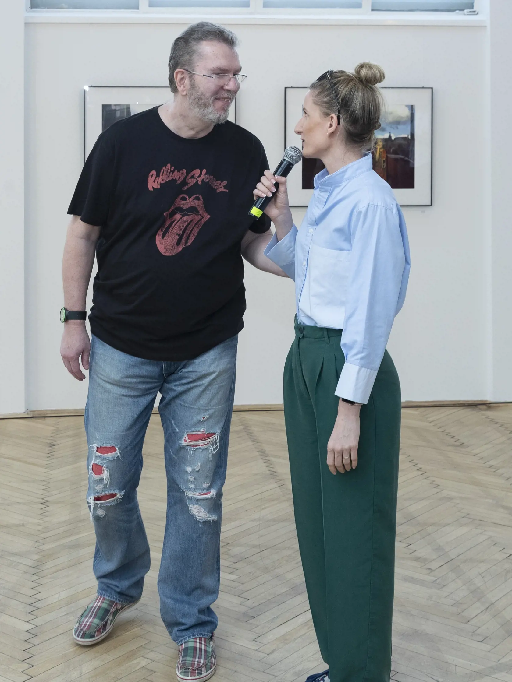 Okamihy - vernisáž výstavy fotografií speváka Richarda Müllera v priestoroch Umeleckej besedy v Bratislave. Na snímke je moderátorka Adela Vinczeová a Richard Müller.