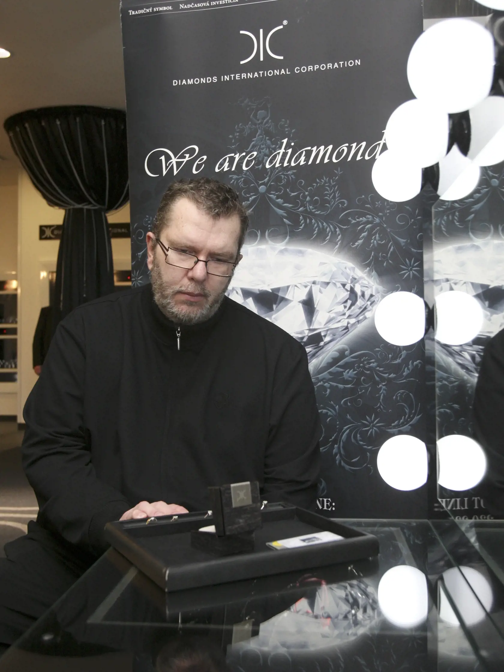 Richard Müller vyberá v DIC prsteň pre priateľku Vandu