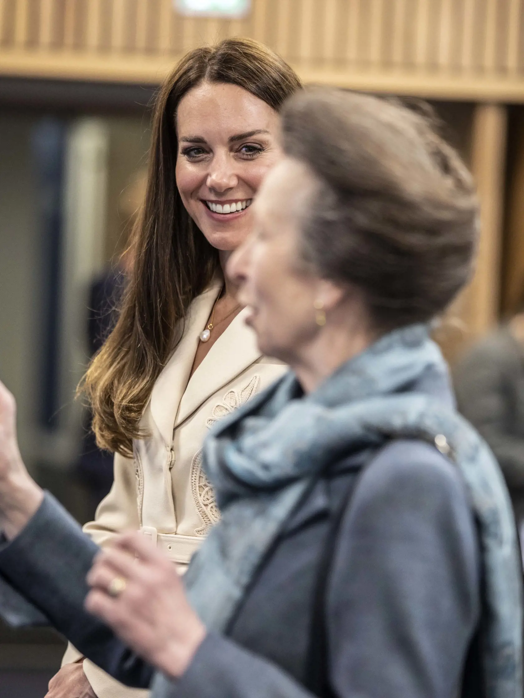 Kate na kráľovskej návšteve s princeznou Annou.