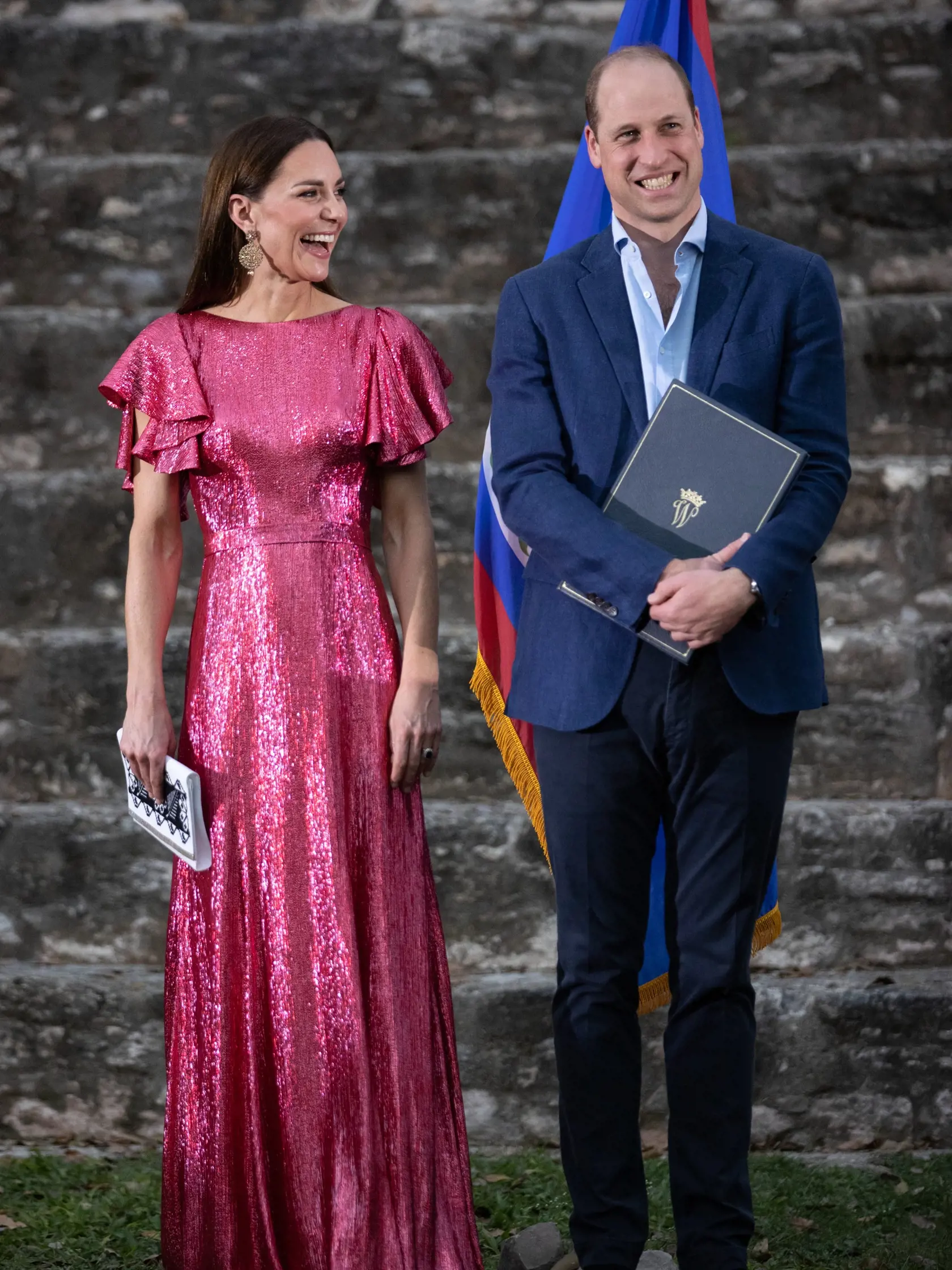 K večeru Kate vymenila pohodlné nohavice a biele tričko za niečo spoločenskejšie a obliekla si trblietavú ružovkastú róbu v hodnote 3 000 eur, aby sa zúčastnila na špeciálnej recepcii v mayských ruinách. Asi nemusíme hovoriť, že medzi domorodcami trochu v tej ružovej vyčnievala.