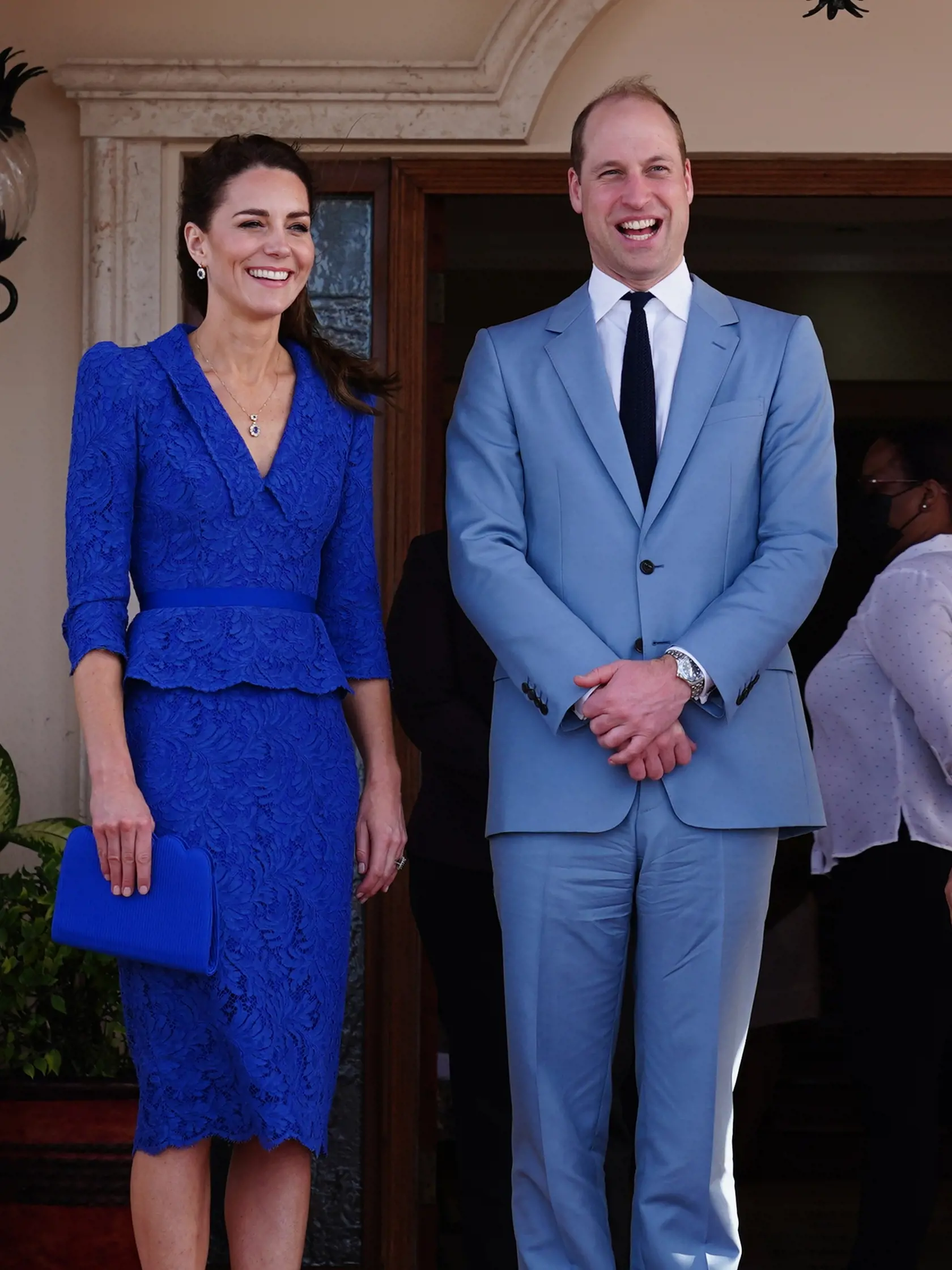 Vojvodkyňa Kate Middleton mala pri príchode do Belize 19. marca 2022 modrý monochromatický vzhľad.