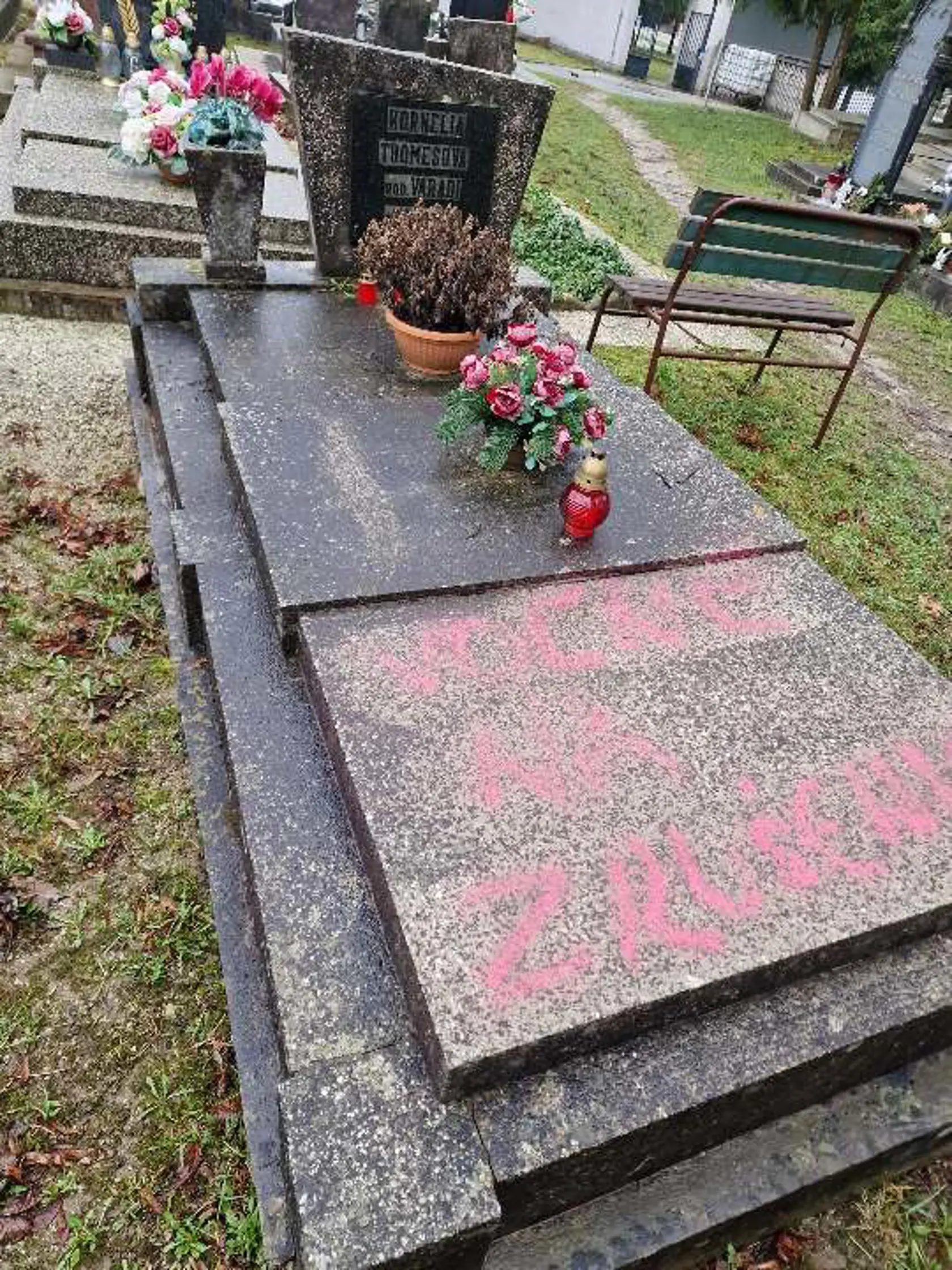 Niektoré hroby na cintoríne v Revúcej sú takto označené.