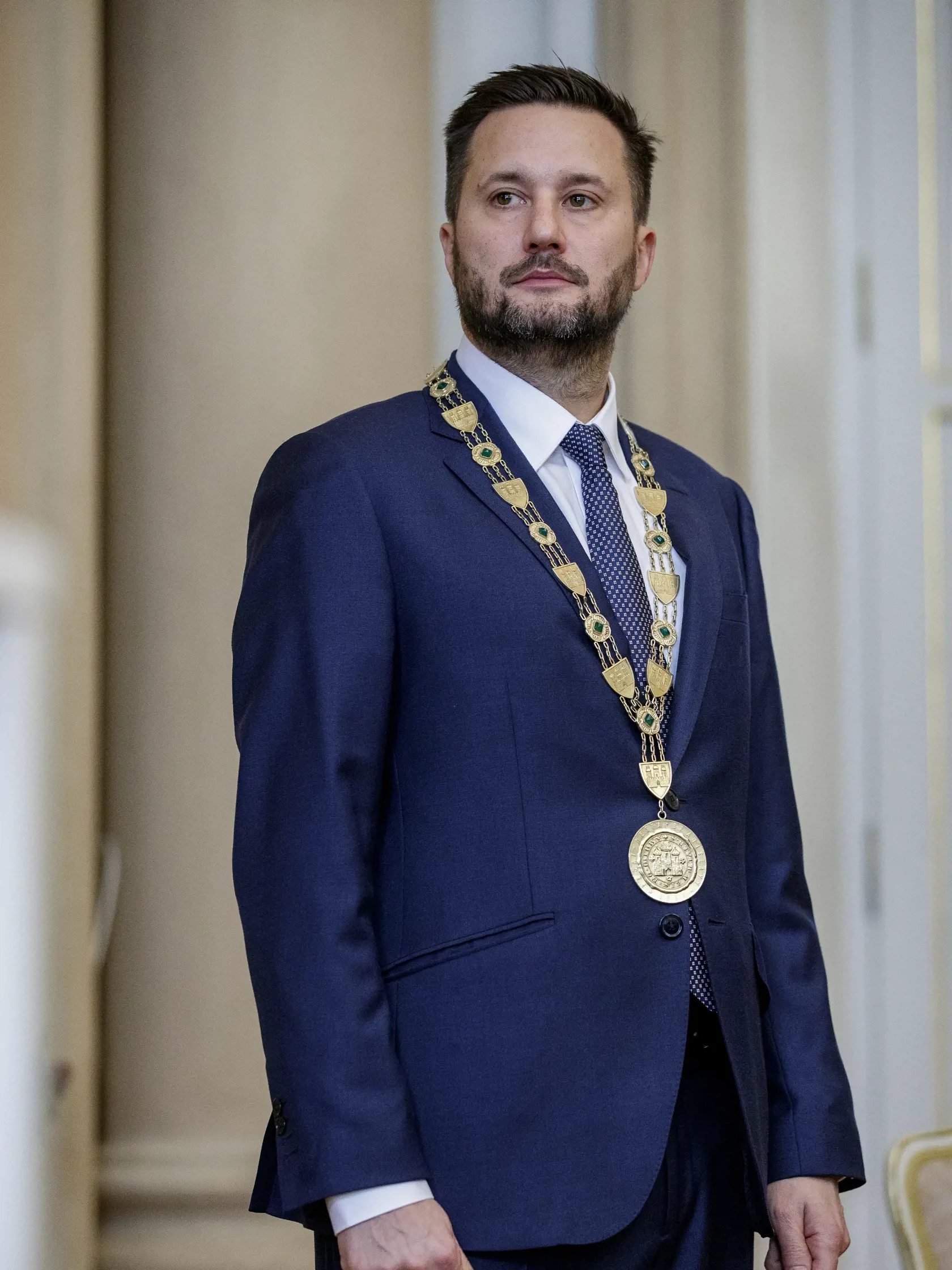 Matúš Vallo (41) už zasadol do kresla primátora hlavného mesta.
