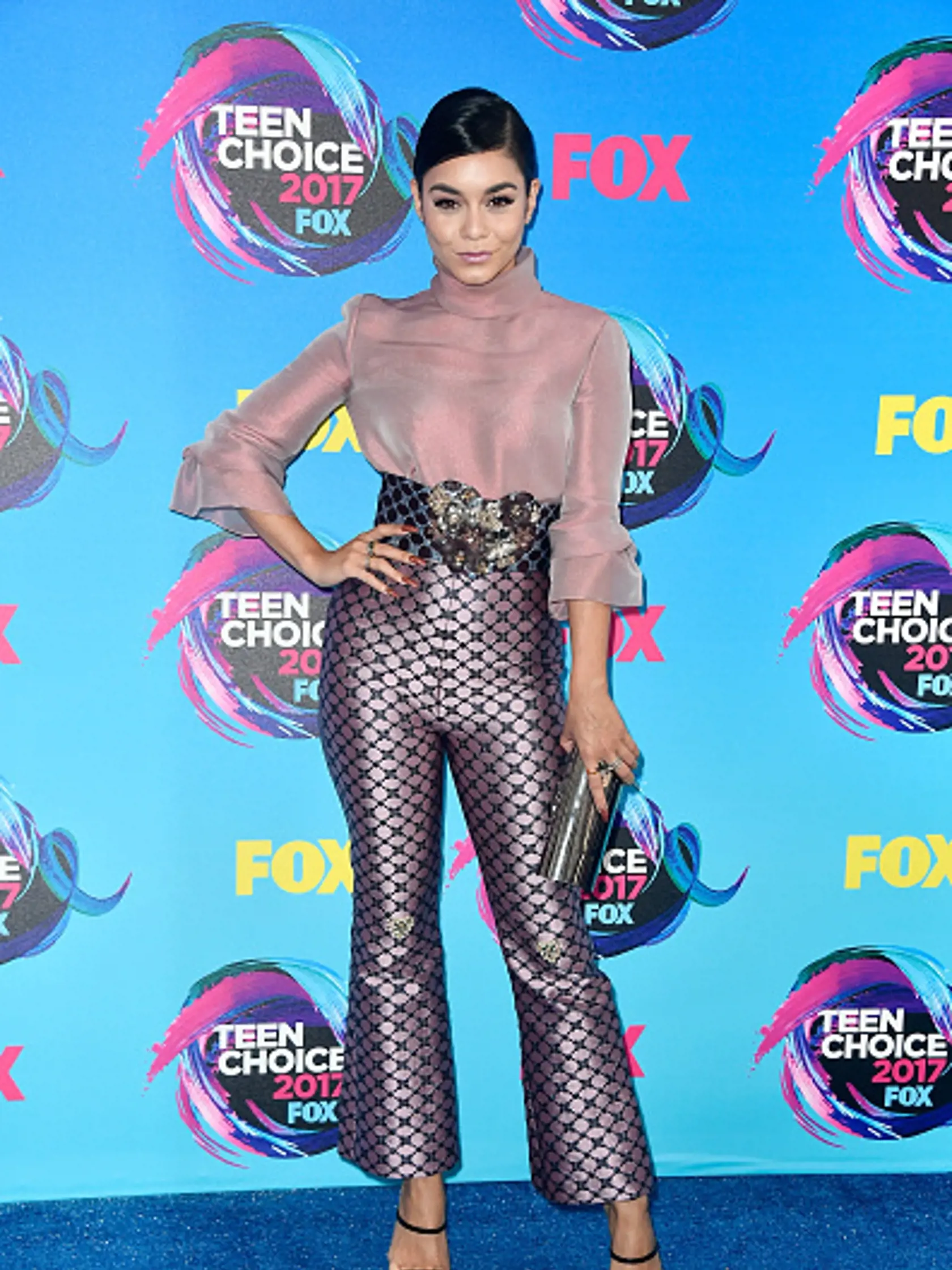 LOS ANGELES, CA - AUGUST 13:  Vanessa Hudgens attends the Teen Choice Awards 2017 at Galen Center on August 13, 2017 in Los Angeles, California.  (Photo by Frazer Harrison/Getty Images)