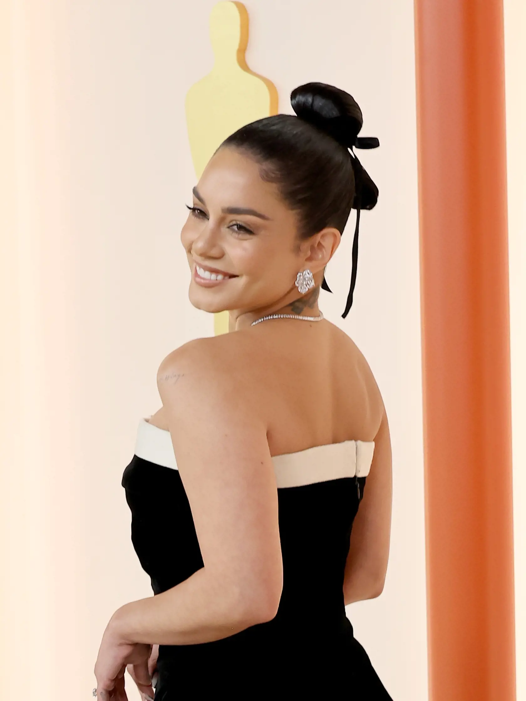Vanessa Hudgens vo vintage róbe Chanel.