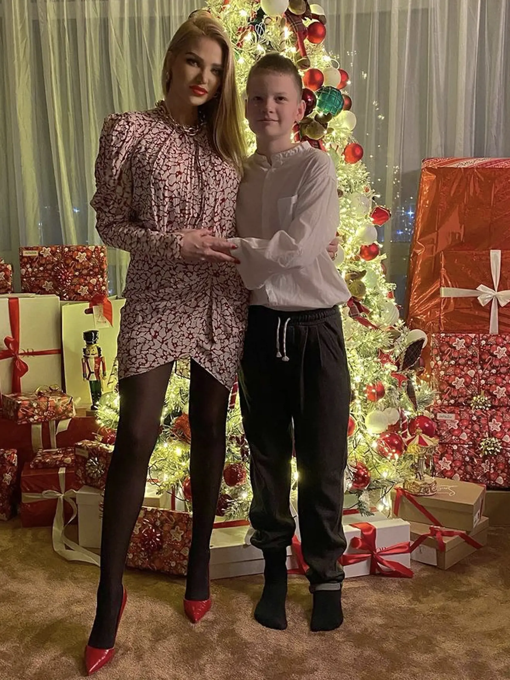 Alena Pallová so synom. Lekárka predviedla extrémne štíhle nohy.