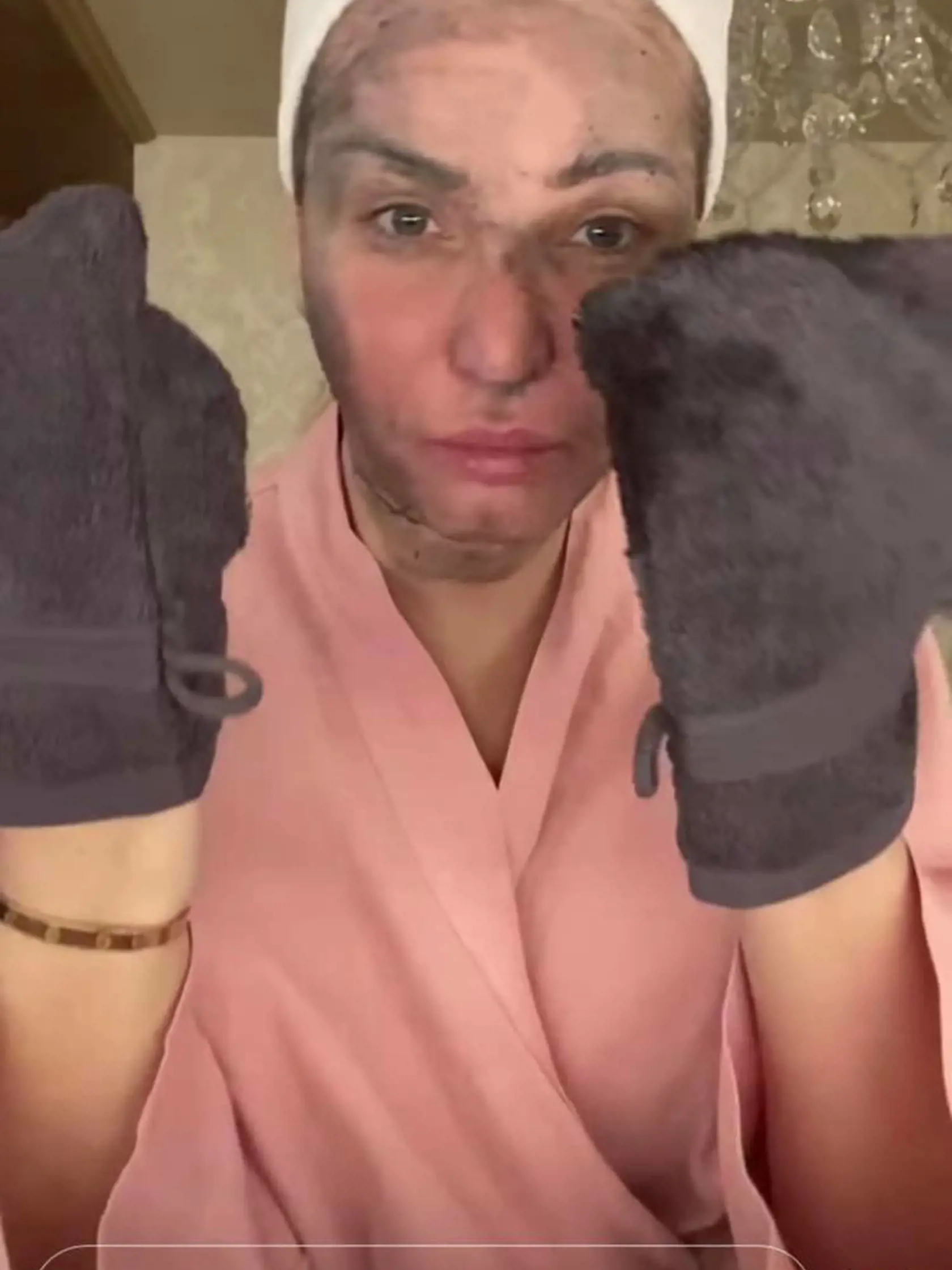 Alena Pallová sa ukázala bez mejkapu, ako si robí píling tváre.