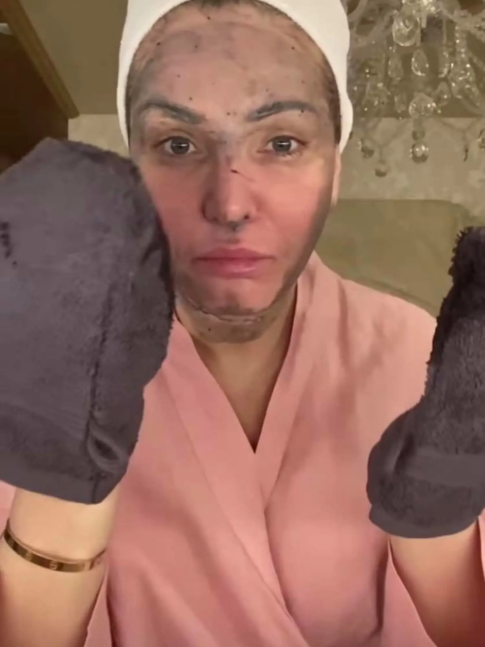 Alena Pallová sa ukázala bez mejkapu, ako si robí píling tváre.