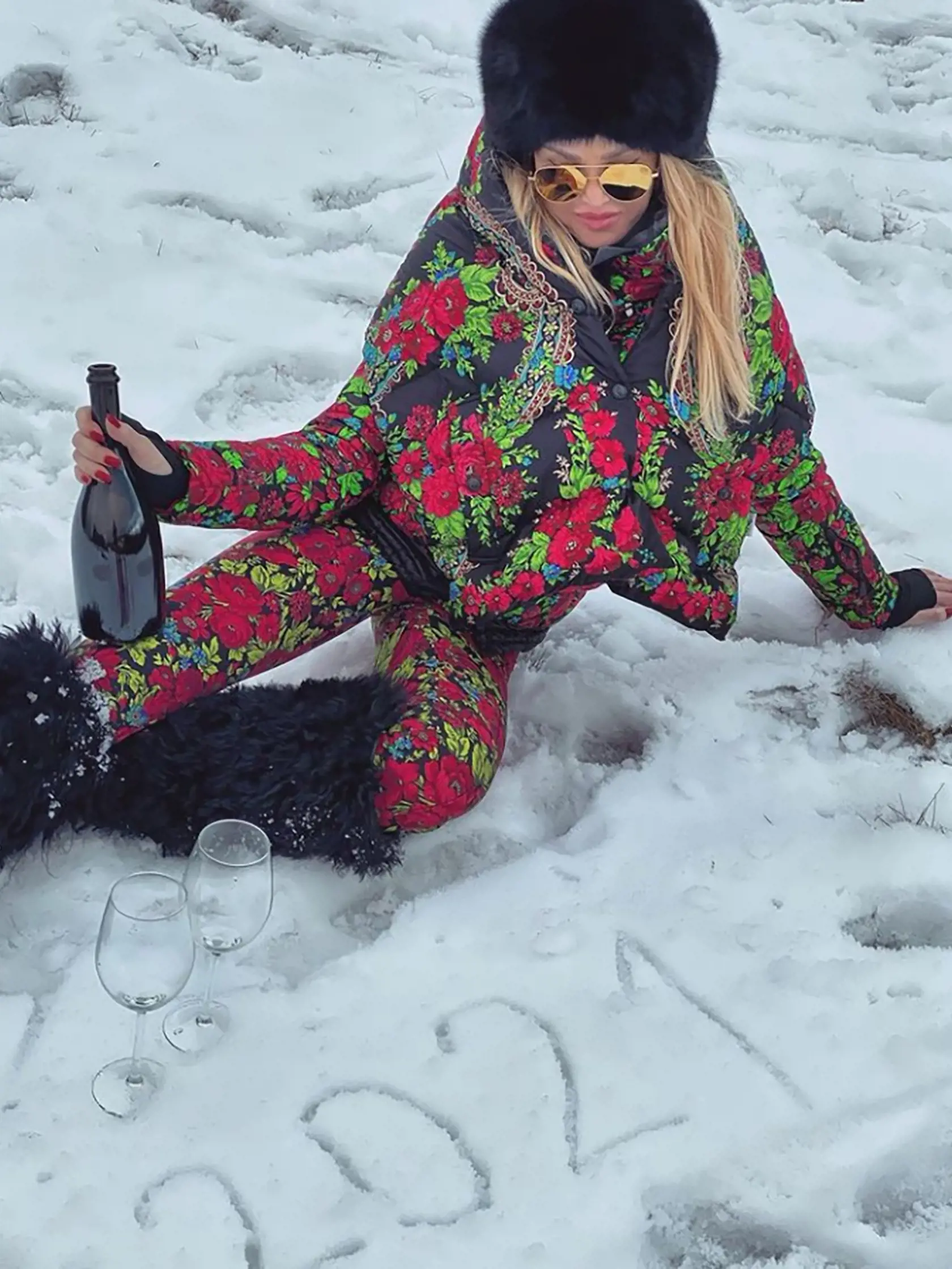 Alena Pallová: Výrazná kvetinová prešívaná bunda za 1 550 eur i nohavice v hodnote takmer 800 eur značky Moncler.