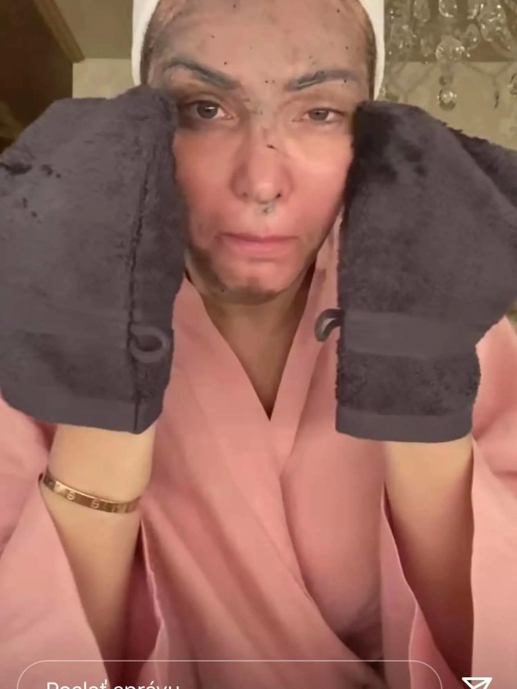 Alena Pallová sa ukázala bez mejkapu, ako si robí píling tváre.