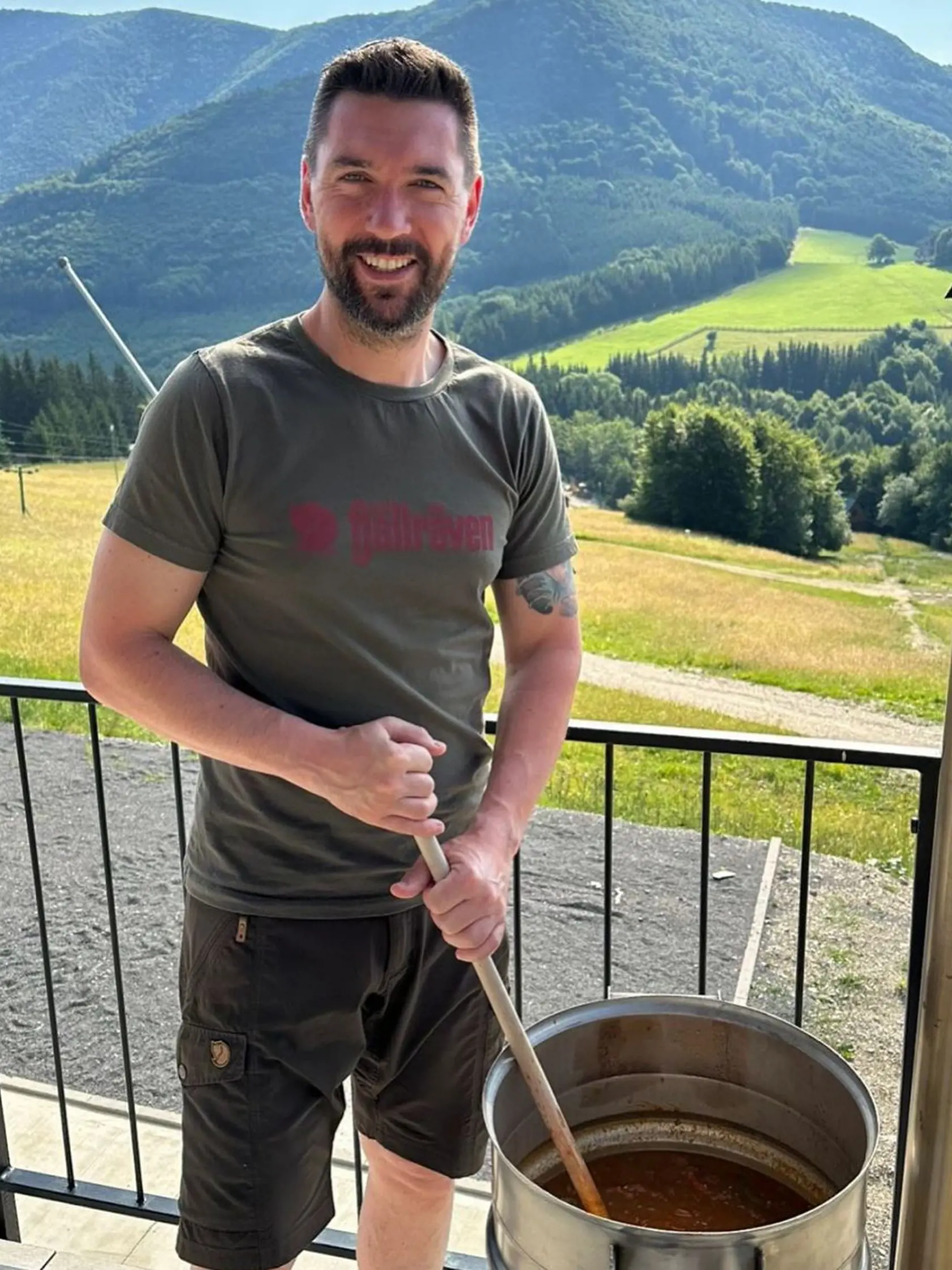 "Rád varím, asi som to zdedil po otcovi. Poteší ma to, keď môžem niekomu niečo uvariť. Pri tomto si veľmi rád oddýchnem," prezradil nám poslanec Richard Takáč.