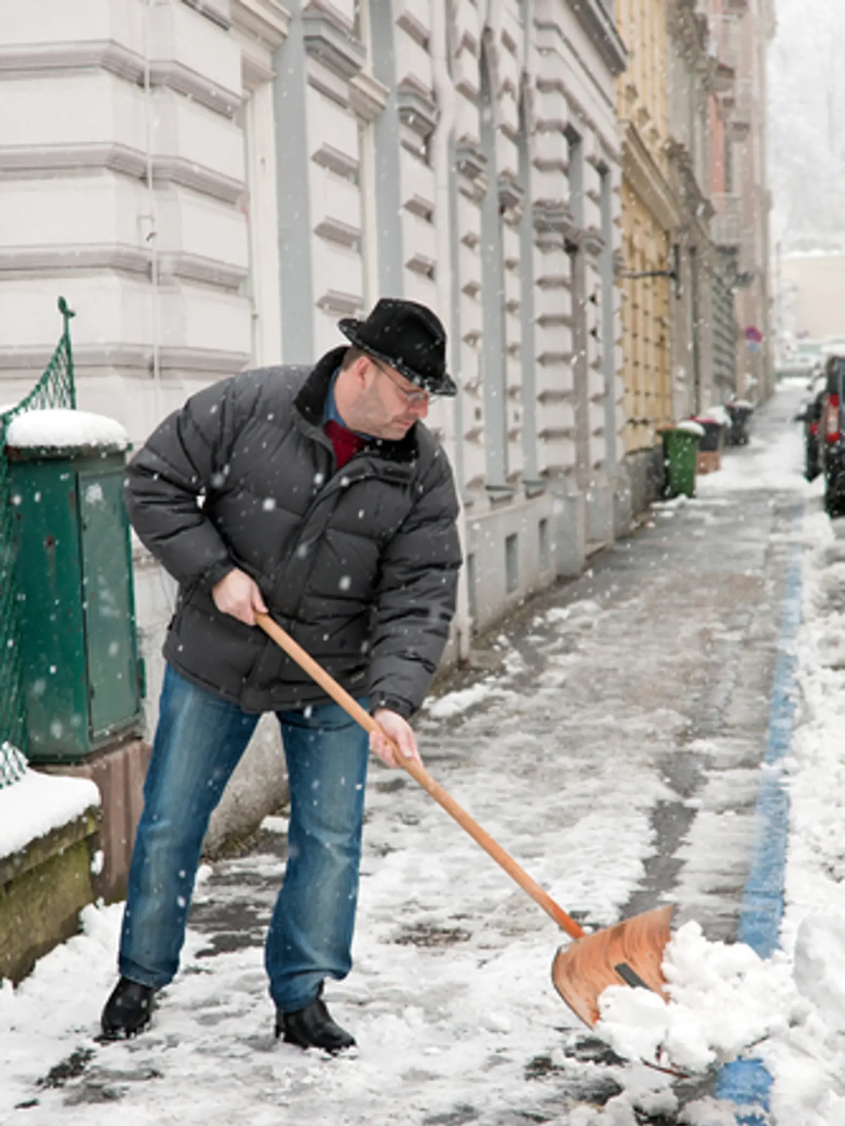 Mestá sa sťažujú, že na čistenie komunikácií nemajú ľudí ani peniaze. 