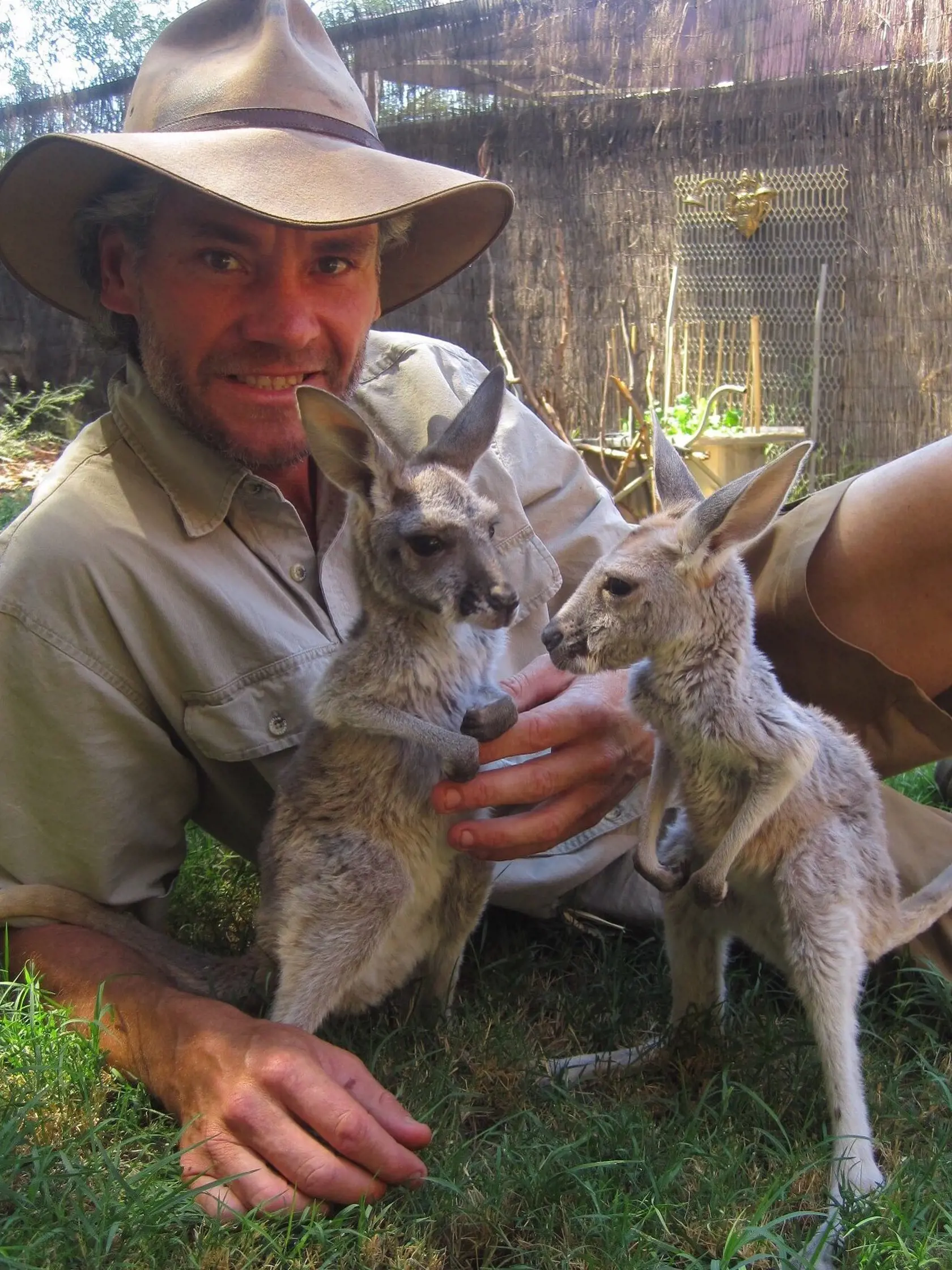 Majiteľ klokanej rezervácie v Alice Springs, Austrália.
