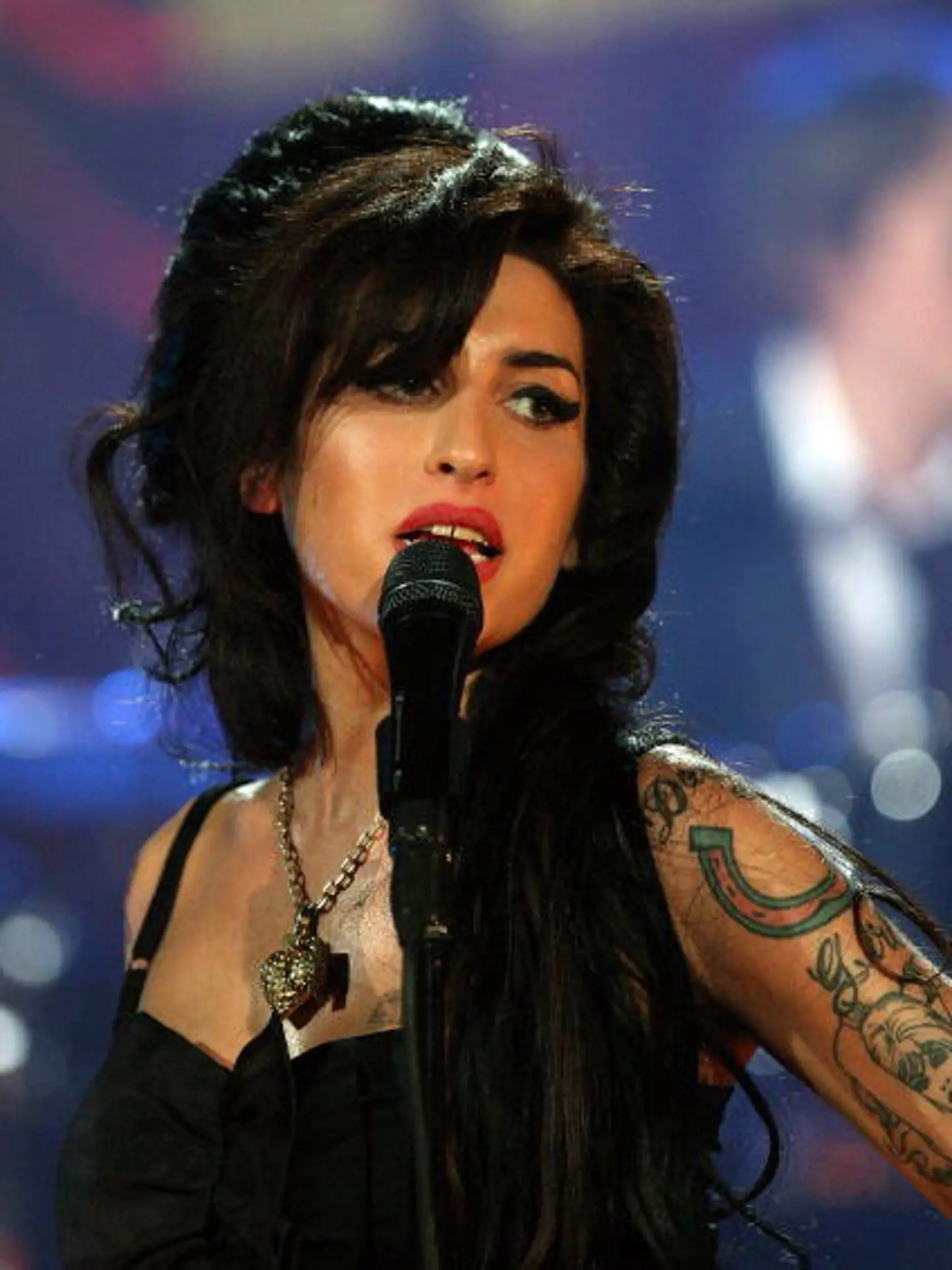 Speváčka Amy Winehouse sa vo veku 27 rokov otrávila alkoholom...