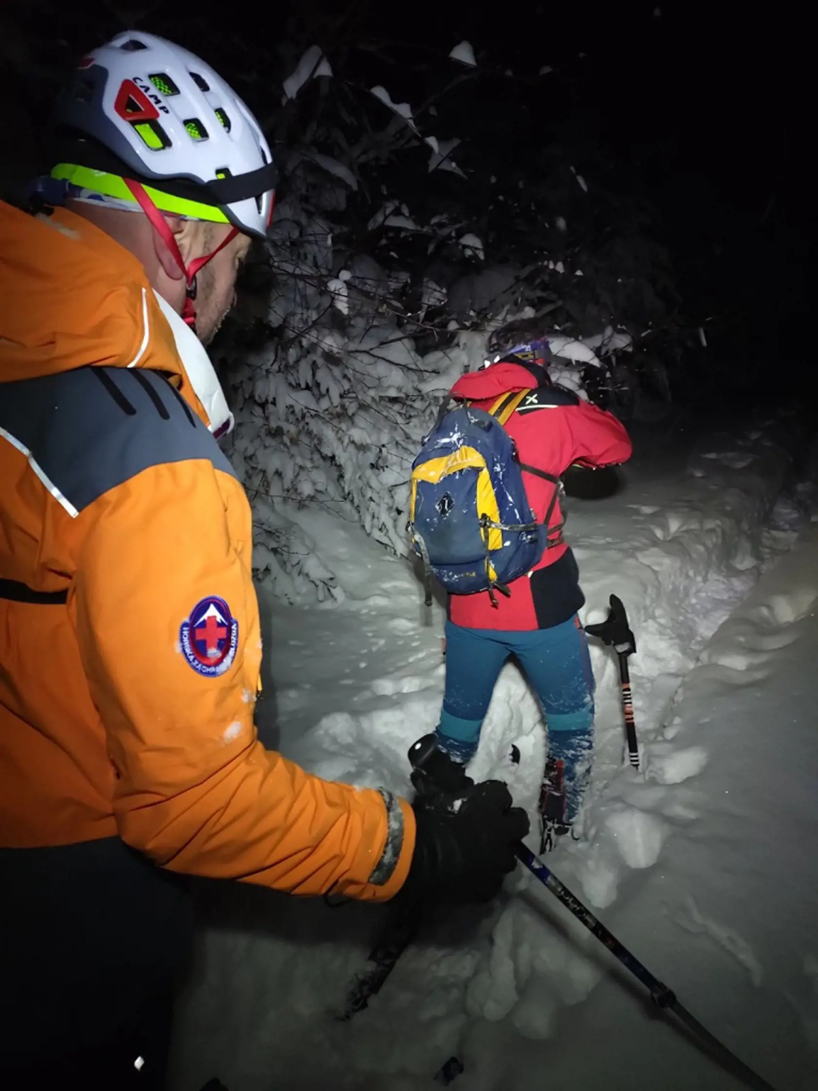 Horskí záchranári slúžiaci v pohorí Kysucké Beskydy boli 04.02. 2023 požiadaní o pomoc pre turistu, ktorý niesol snowboard, a popoludní sa vydal na výstup cez Rovný vrch na Veľkú Raču neznačeným terénom. V hlbokom snehu a strmom teréne nebol schopný výstup dokončiť. Našťastie odoslal GPS súradnice svojej polohy, pretože nemohol nájsť ani vlastné stopy naspäť, začínalo sa stmievať, ale nemal so sebou čelovku.