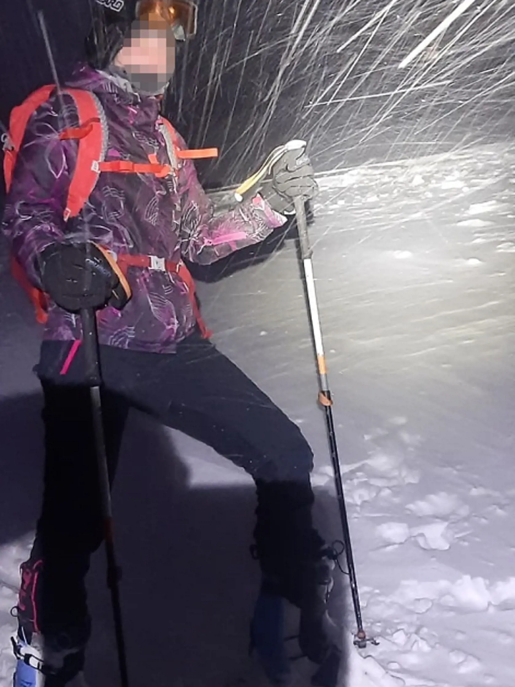 Skialpinisti vo Veľkej Fatre precenili svoje schopnosti a podcenili podmienky. Dňa 4. 2. 2023 v poobedňajších hodinách prijala Horská záchranná služba žiadosť o pomoc pre dvojicu skialpinistov (žena vo veku 29 rokov, muž 33 – ročný). Spolu s ďalšími dvoma skialpinistami zo Slovenska sa nachádzali na vrchu Zvolen, odkiaľ vzhľadom na nedostatok skúseností, nepriaznivé snehové aj poveternostné podmienky a vyčerpanie neboli schopní pokračovať v zostupe.