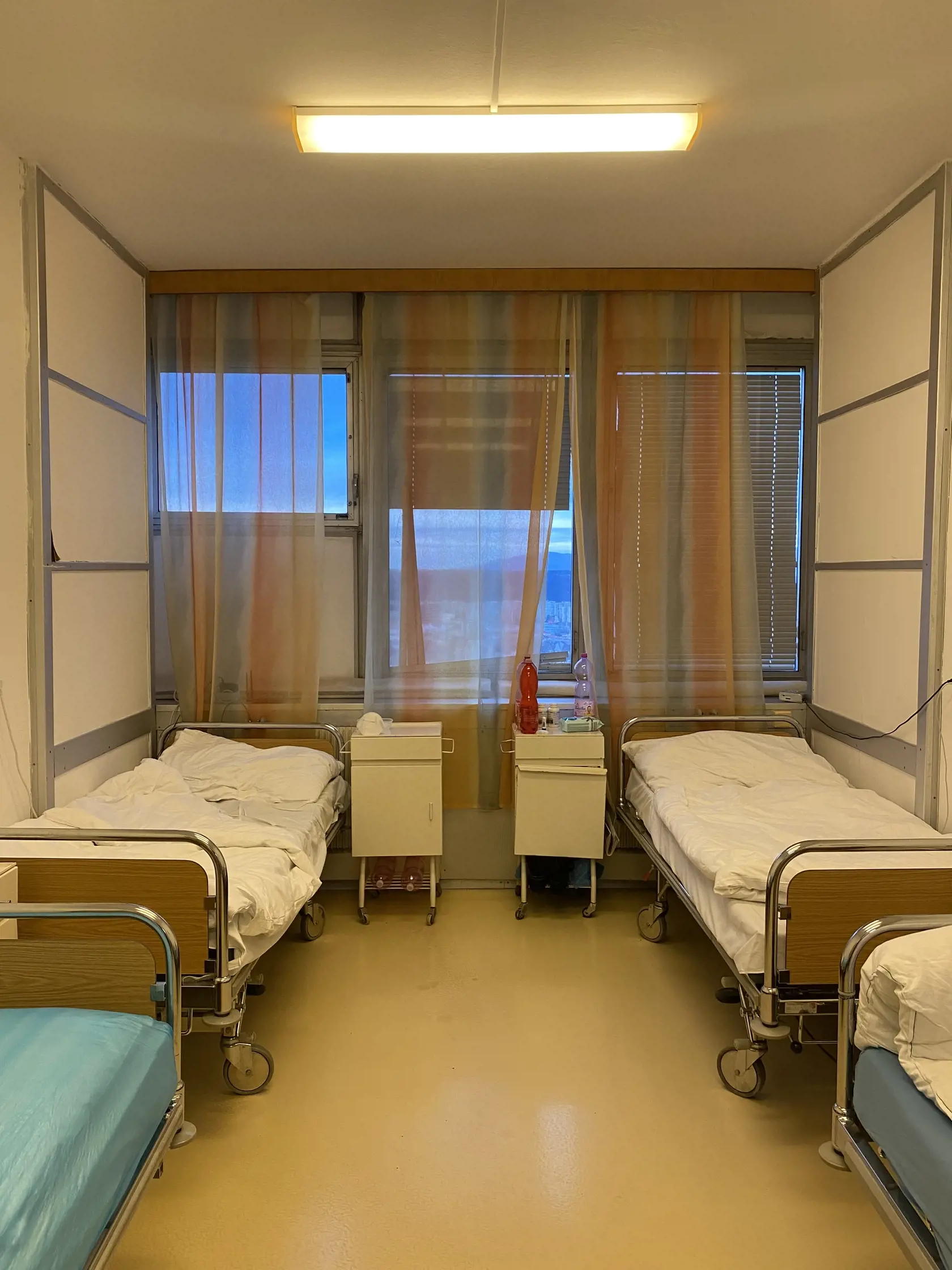 Izba matiek na Oddelení neonatologickej intenzívnej medicíny: Na zábere je izba hospitalizovaných mamičiek, ktoré tu trávia niekoľko mesiacov so svojimi kriticky chorými novorodencami.