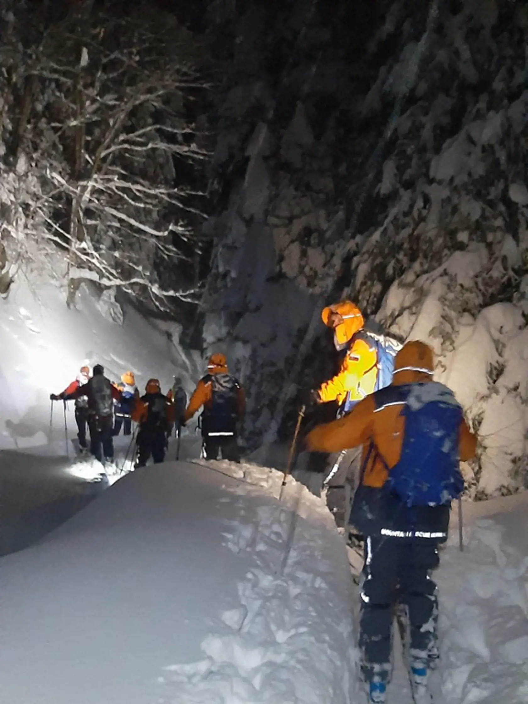Pátranie po zablúdenom skialpinistovi pod Pilskom 
V podvečerných hodinách dňa 3. 2. 2023 boli záchranári HZS požiadaní o pomoc pre poľského skialpinistu, ktorý sa stratil pod Pilskom. Bolo pravdepodobné, že mohol prejsť aj na slovenskú stranu, odkiaľ sa už nedokázal vrátiť. Záchranári HZS  z Oblastného strediska Západné Tatry pátrali v lokalite Bystrej doliny, a to aj za pomoci snežných skútrov a terénnej štvorkolky. O tretej hodine nadránom bol zablúdený muž nájdený.