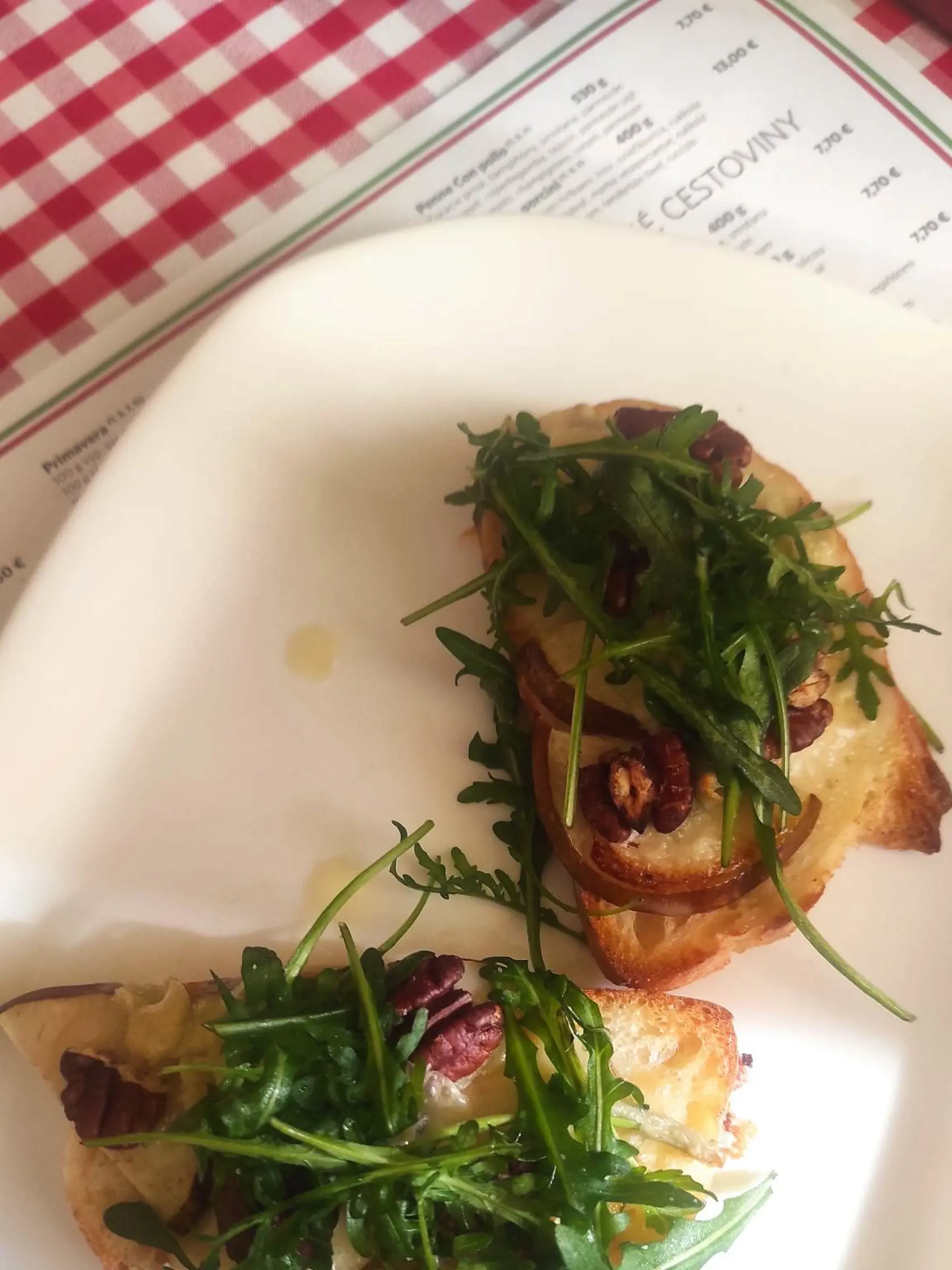 Bruschetta, ktorú nám pripravili, bola vynikajúca. Hruška jej dodala fantastickú chuť (cena 4,5€).