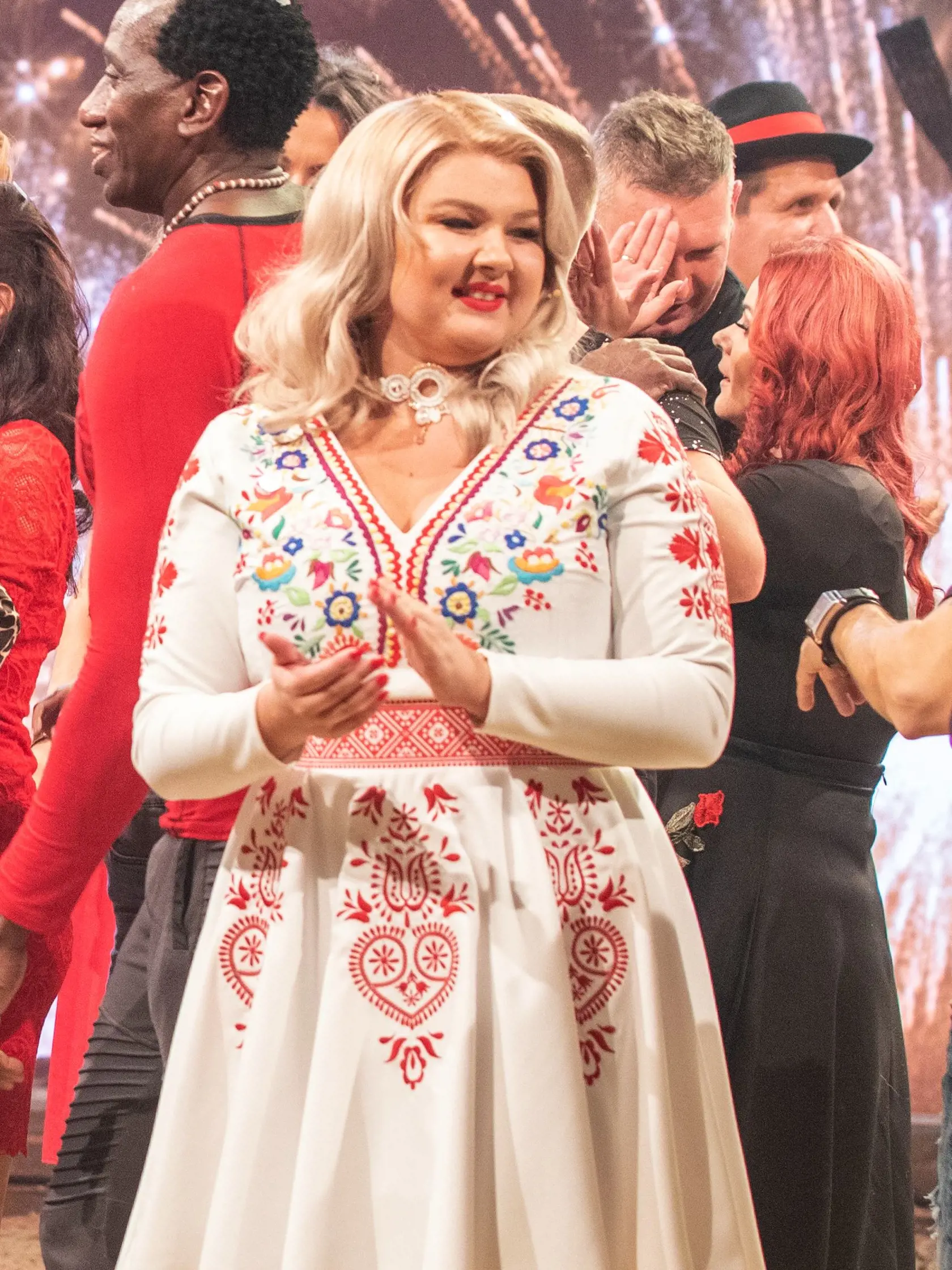 Moderátorka Evelyn sa počas večera prezliekla do folklórnych bielych šiat, ktoré jej veľmi pristali.
