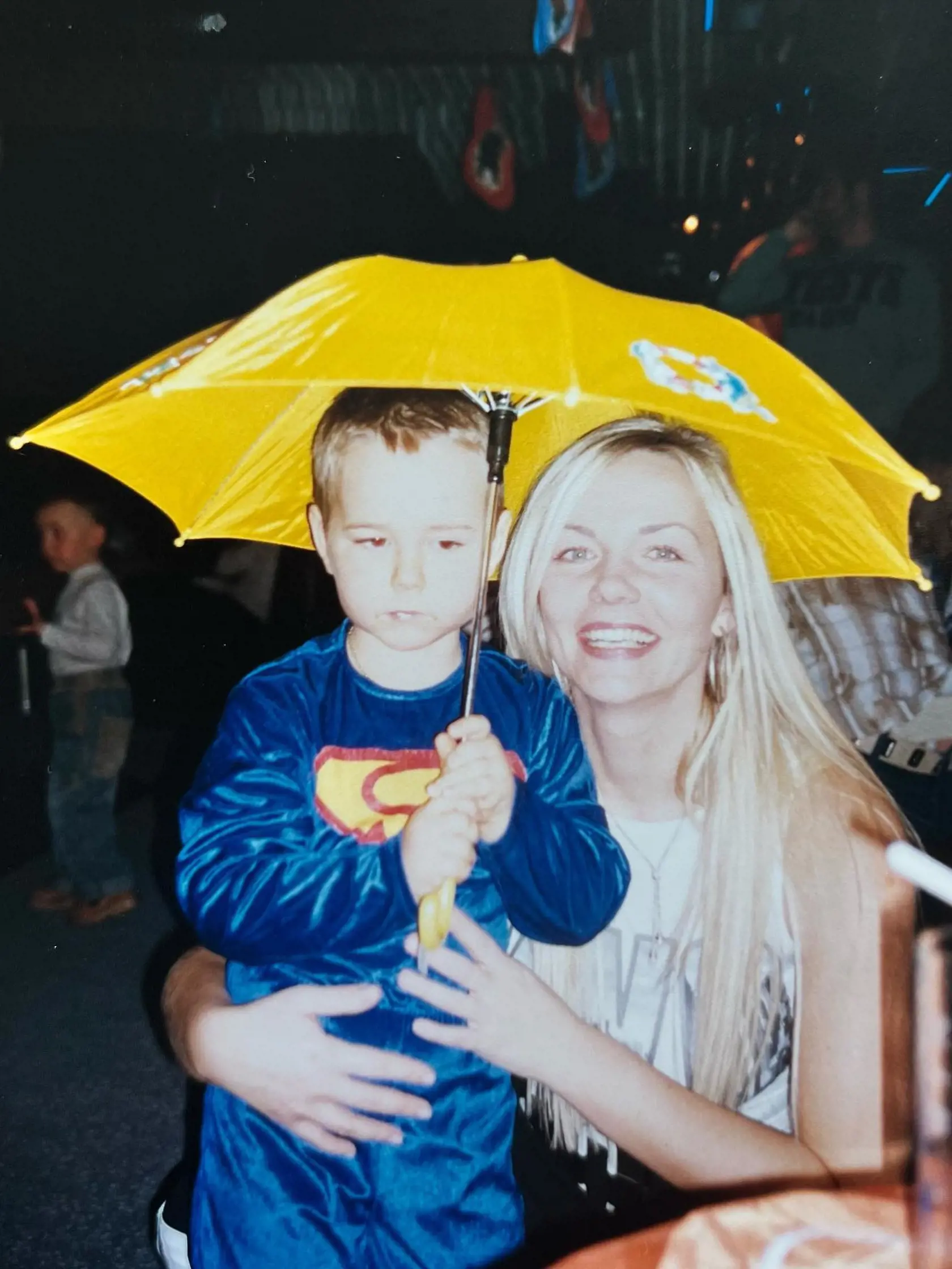 Nežná blondínka a jej večný úsmev na perách.