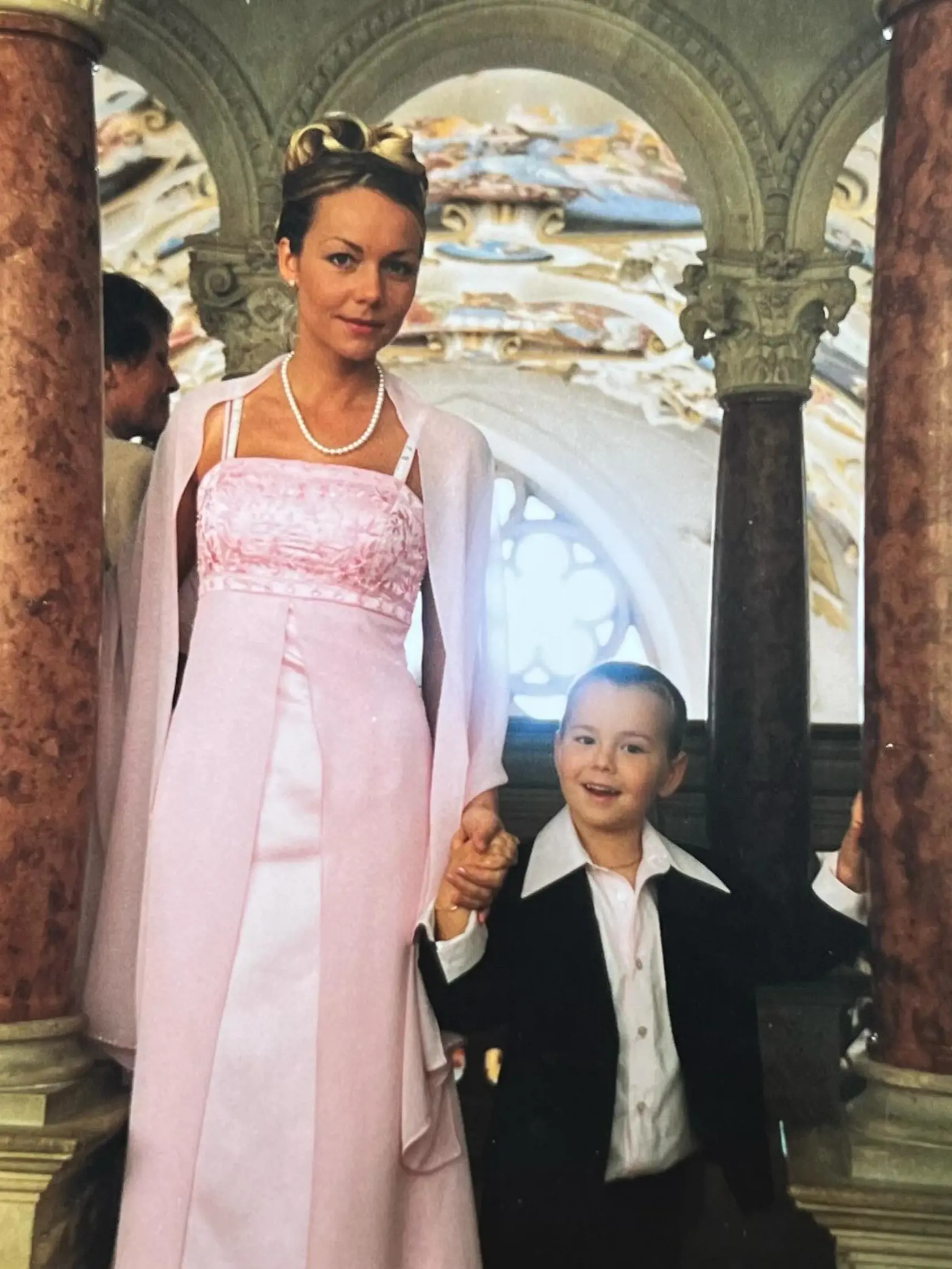 Monika Nemčoková v ružových šatách. Jemná dáma, ktorá vzbudzovala pozornosť.