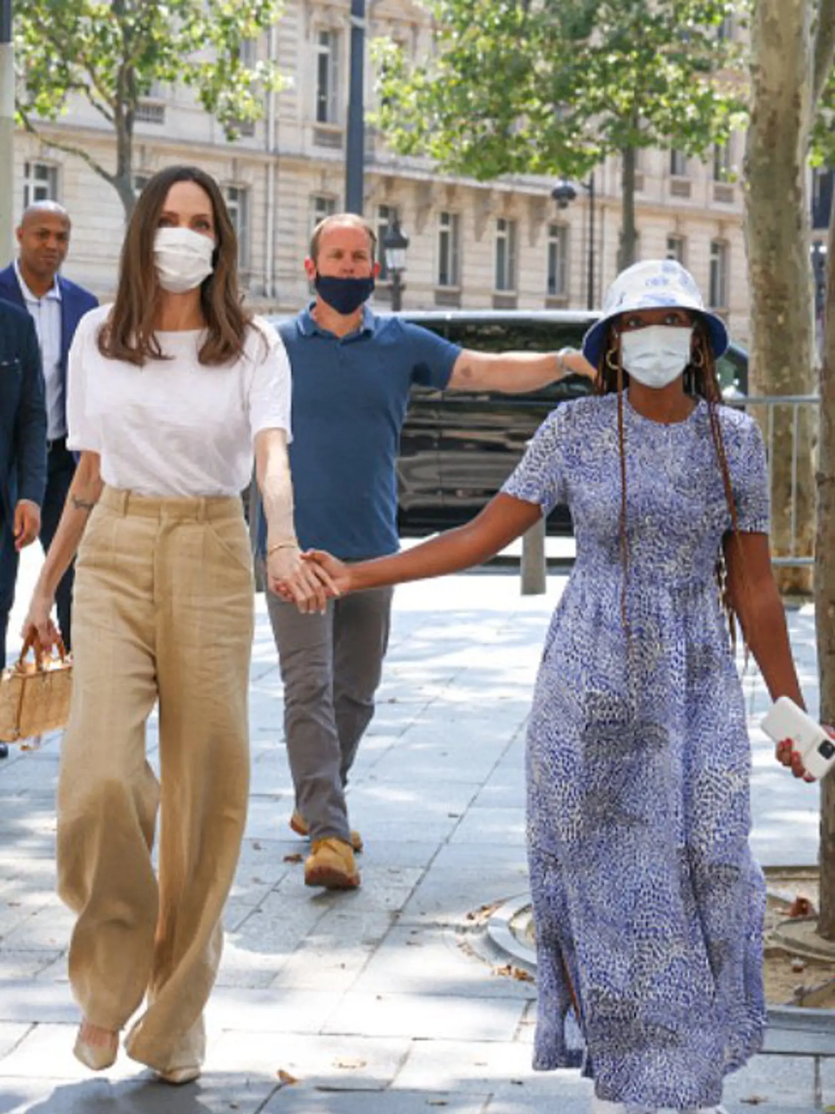 Angelina Jolie sa drží za ruku s dcérou Zaharou.