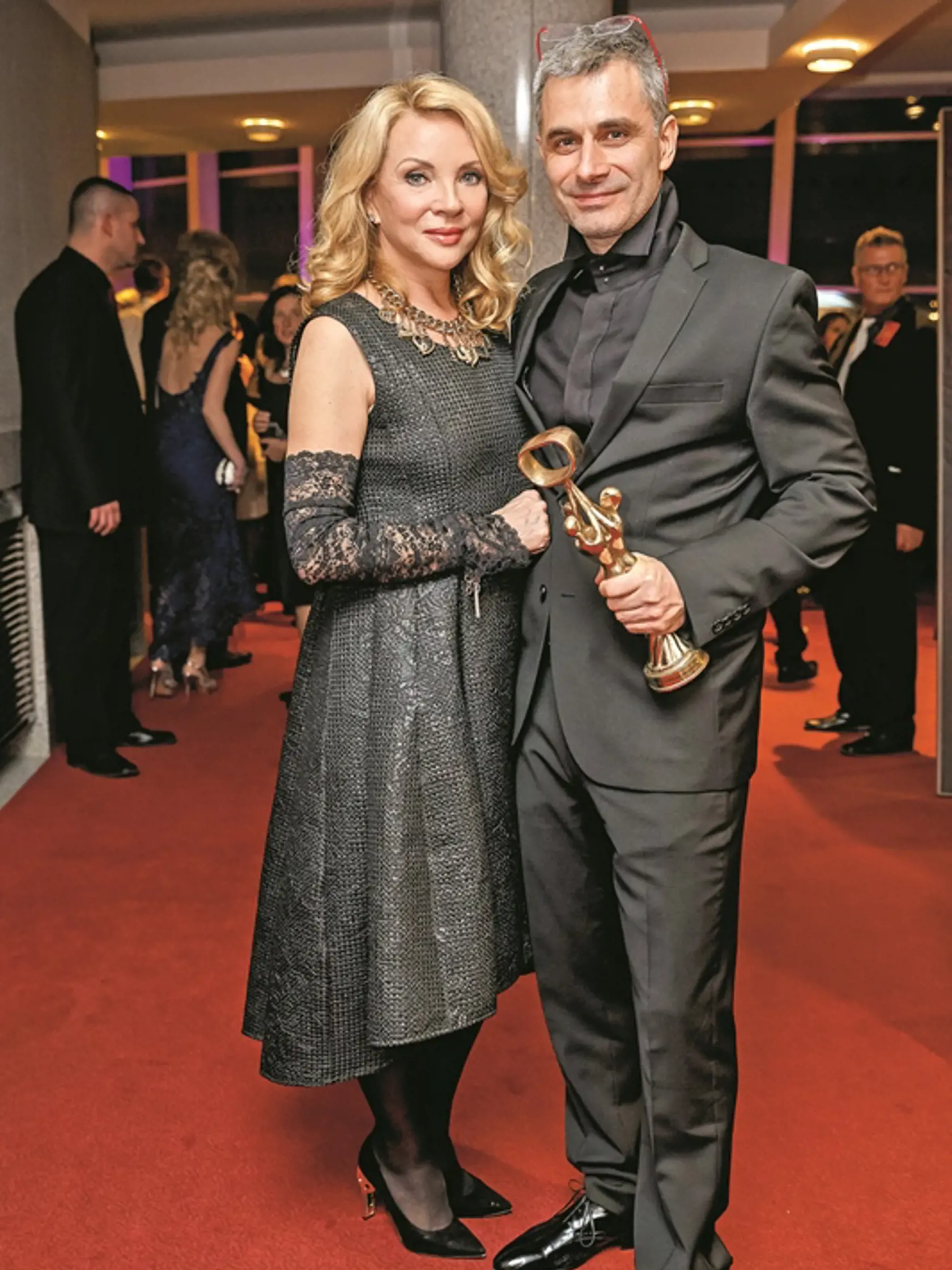Sedemnásťročný vekový rozdiel by dvojici nikto nehádal. Zdena Studenková starostlivosť o seba nenecháva iba na odborníkov. Stále poctivo cvičí a preferuje zdravú stravu. Dopraje si aj suché víno a neznáša cigarety.