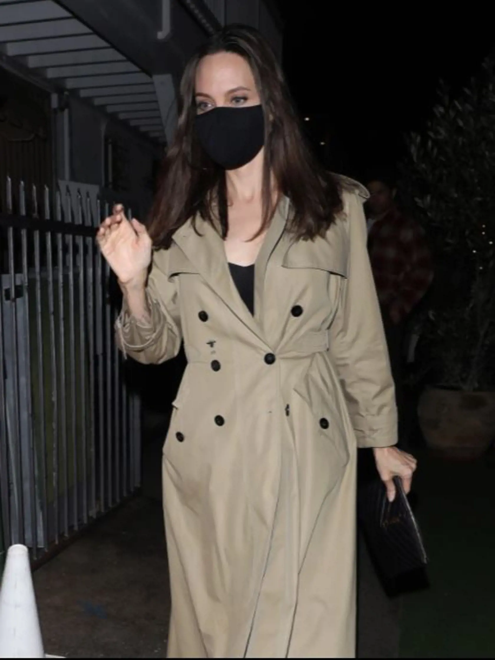 Angelina si na túto príležitosť obliekla jednoduché čierne šaty a trenčkot a lodičky telovej farby.